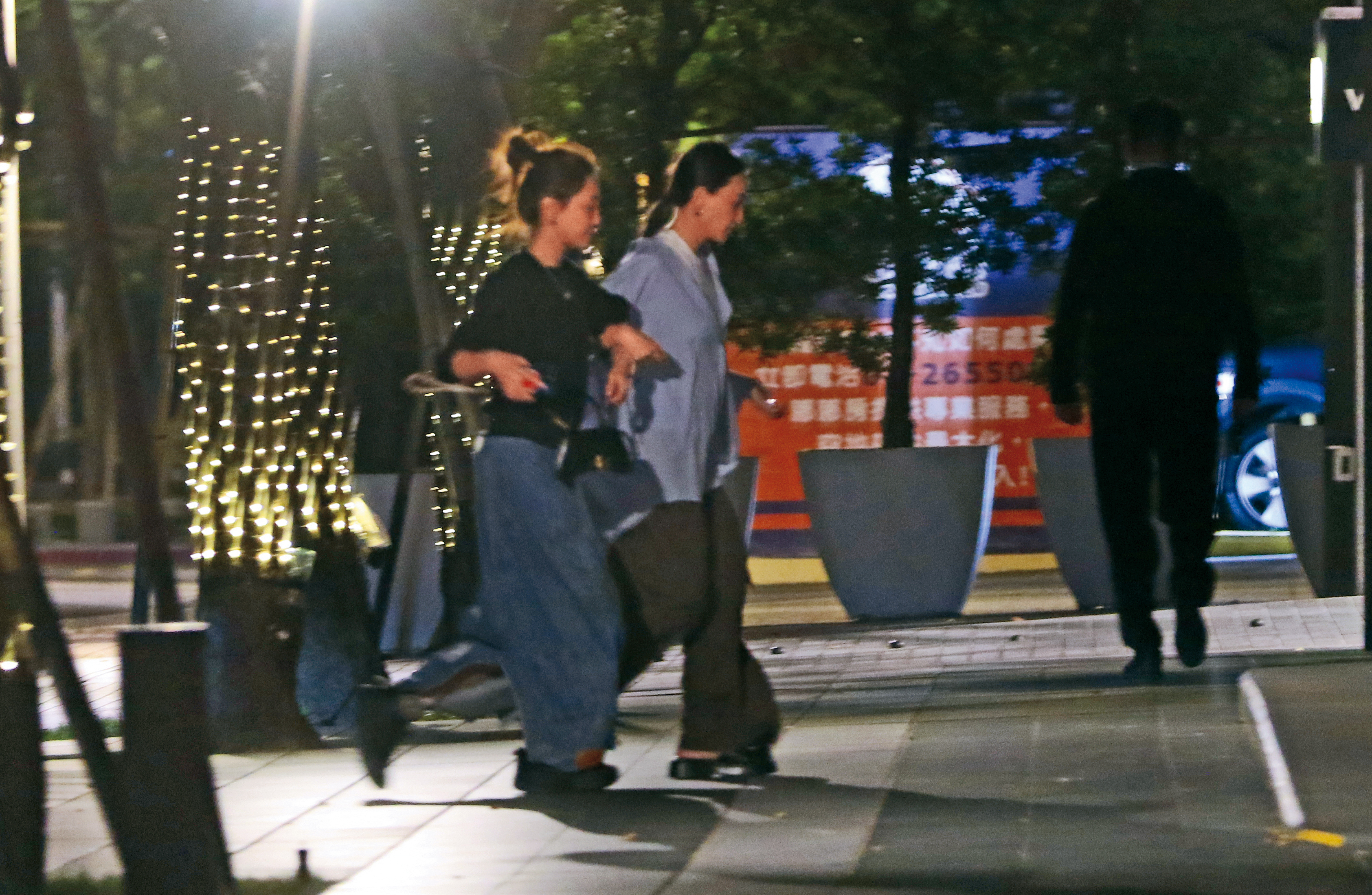 本刊曾經拍過謝欣穎（左）飲酒夜遊的畫面，她跟王柏傑都愛喝，但也傳出情緒被放大導致衝突的說法。右為林映唯。