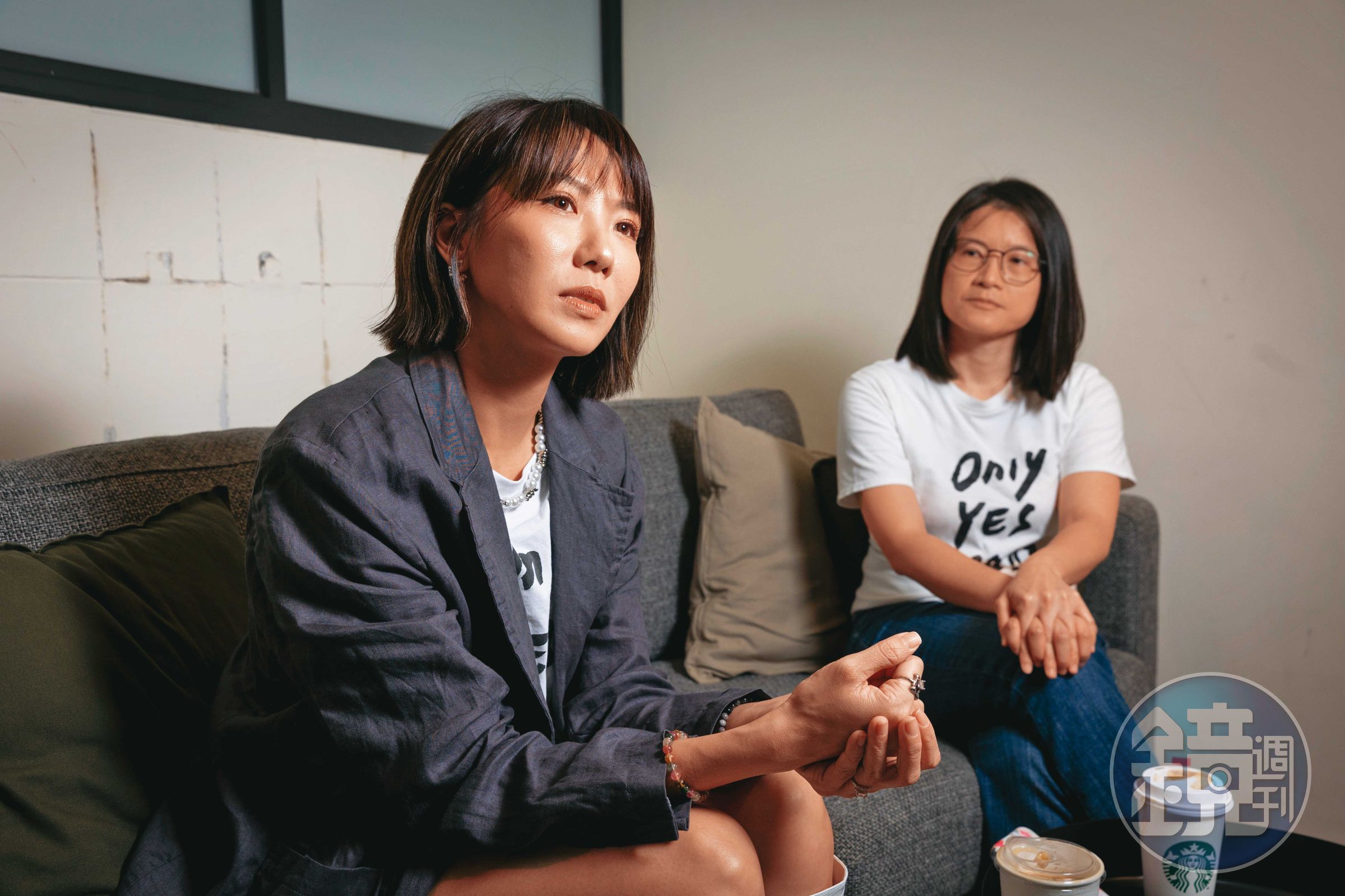 吳姿瑩(右)回憶,現代婦女基金會籌備邀請大牙擔任基金會倡議大使,原本擔憂過度打擾大牙,想不到她立刻答應。