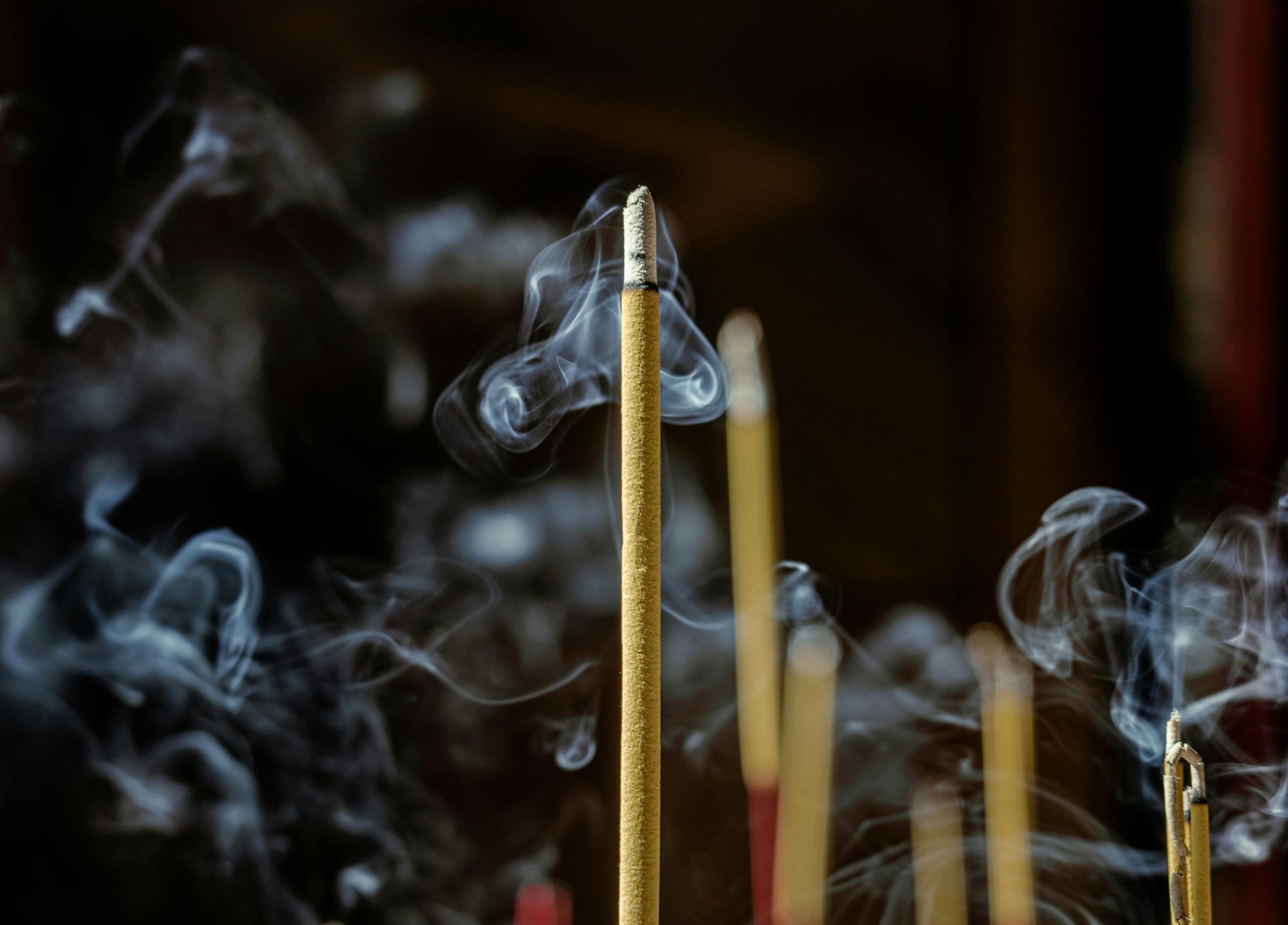 命理師楊鵬淵提醒,清明掃墓應避開成串水果,並在下午2點前離開墓區以保氣場純淨。(示意圖/pexels)