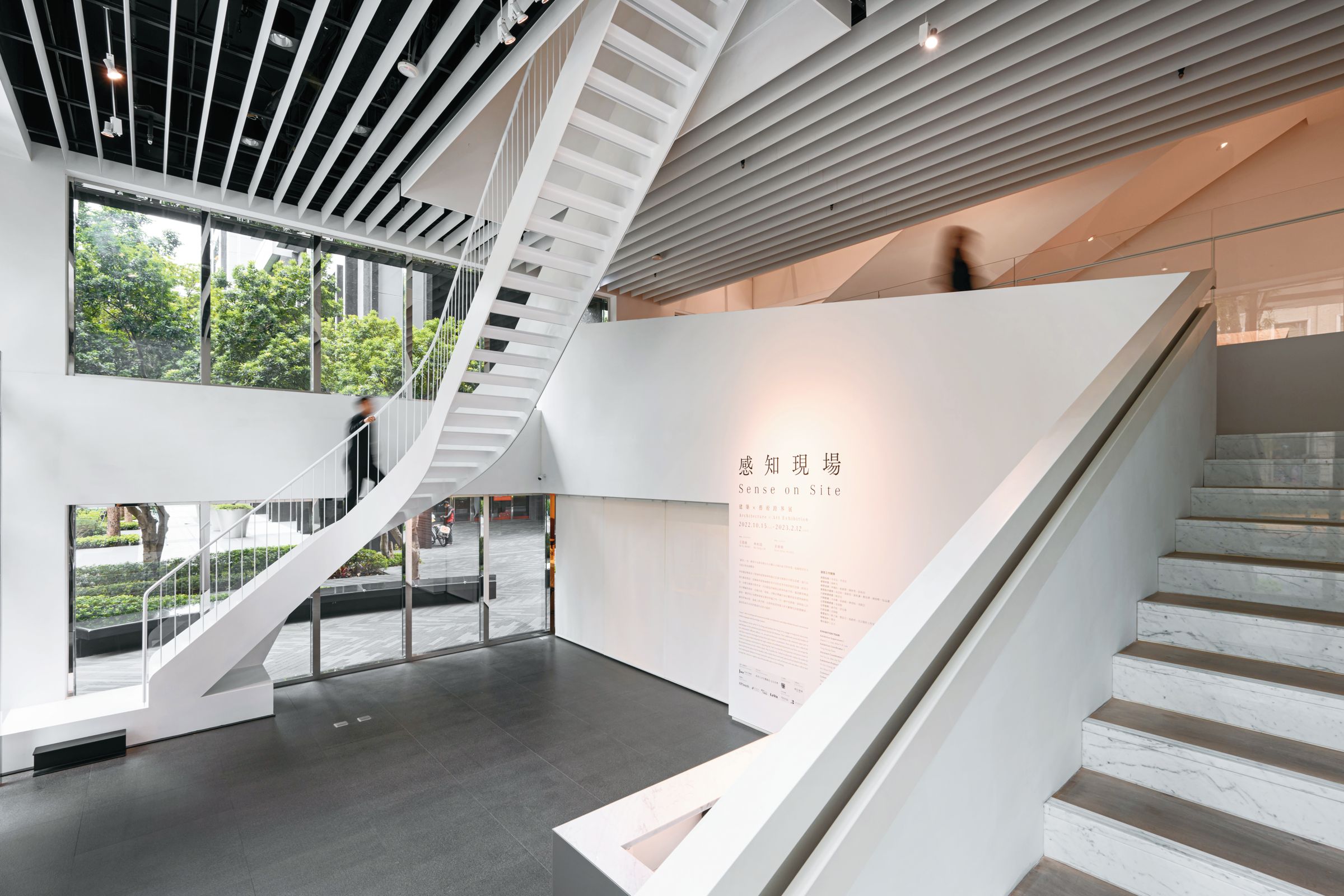 忠泰美術館擅長依展覽主題調整空間設置，曾架設「天井樓梯」打造沉浸式觀展體驗。
