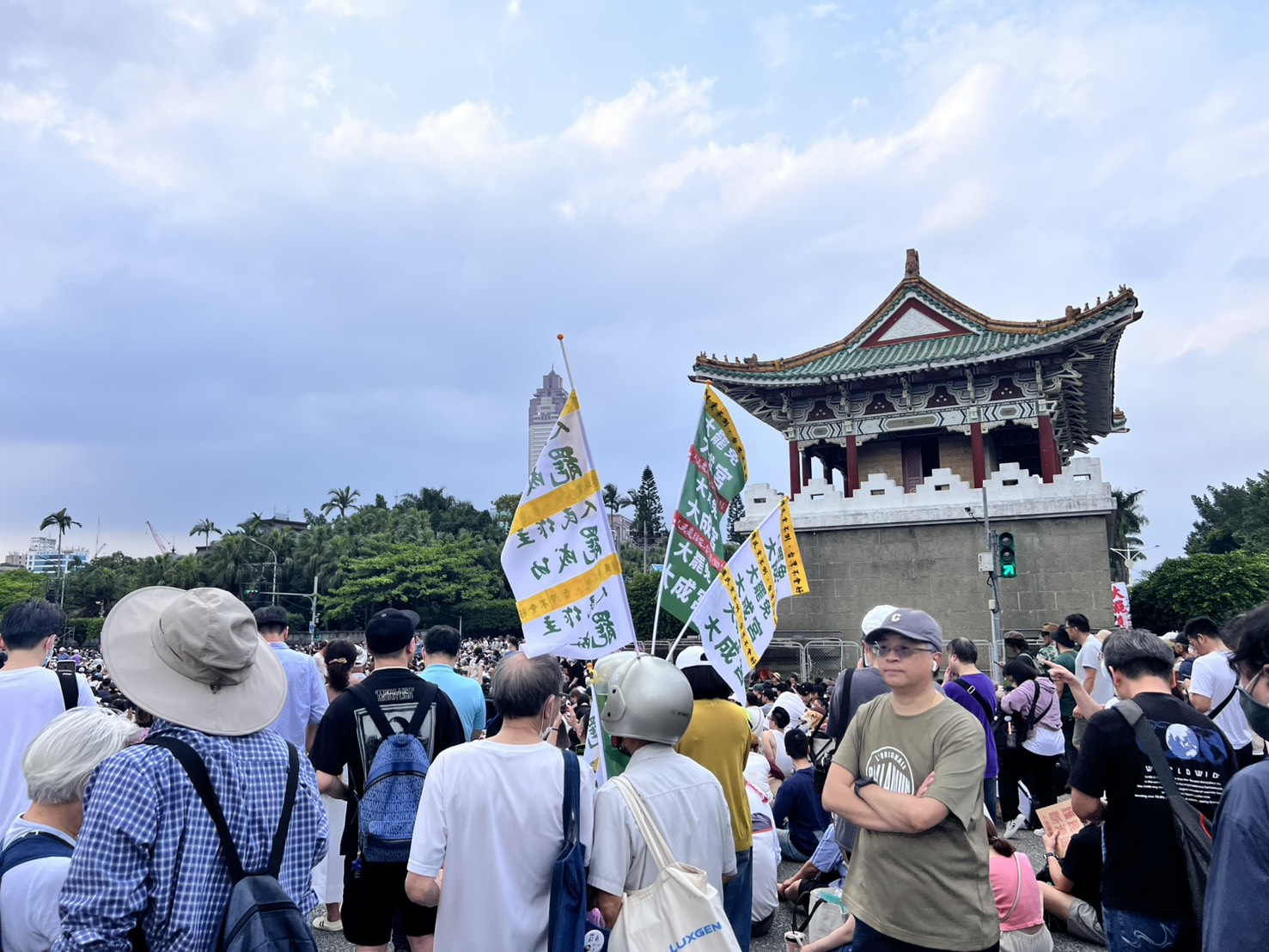 現場人潮眾多，參與的民眾蔓延至景福門圓環。