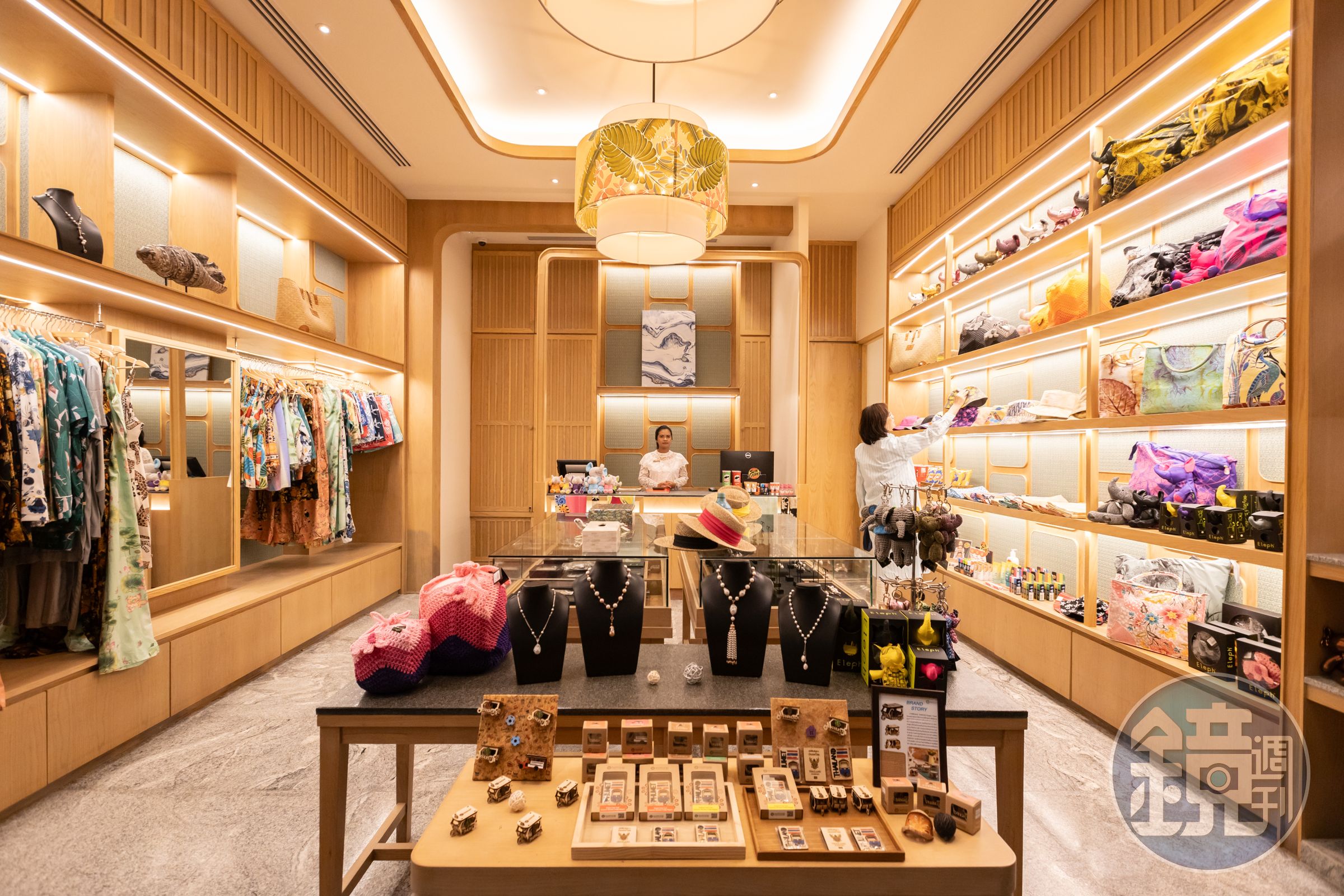 度假村內的禮品店像一個小型的選物店，頗值得一逛。
