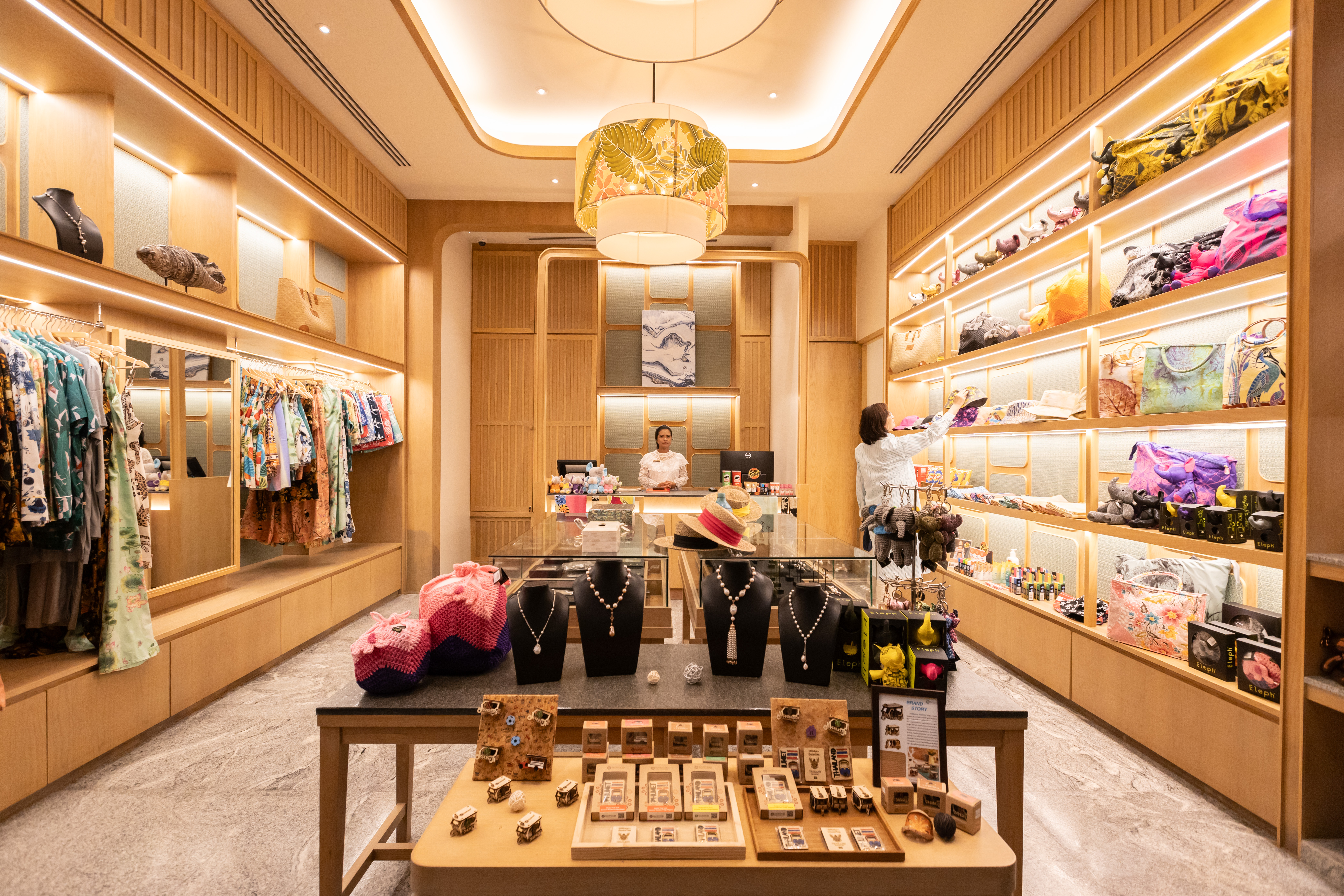 度假村內的禮品店像一個小型的選物店,頗值得一逛。