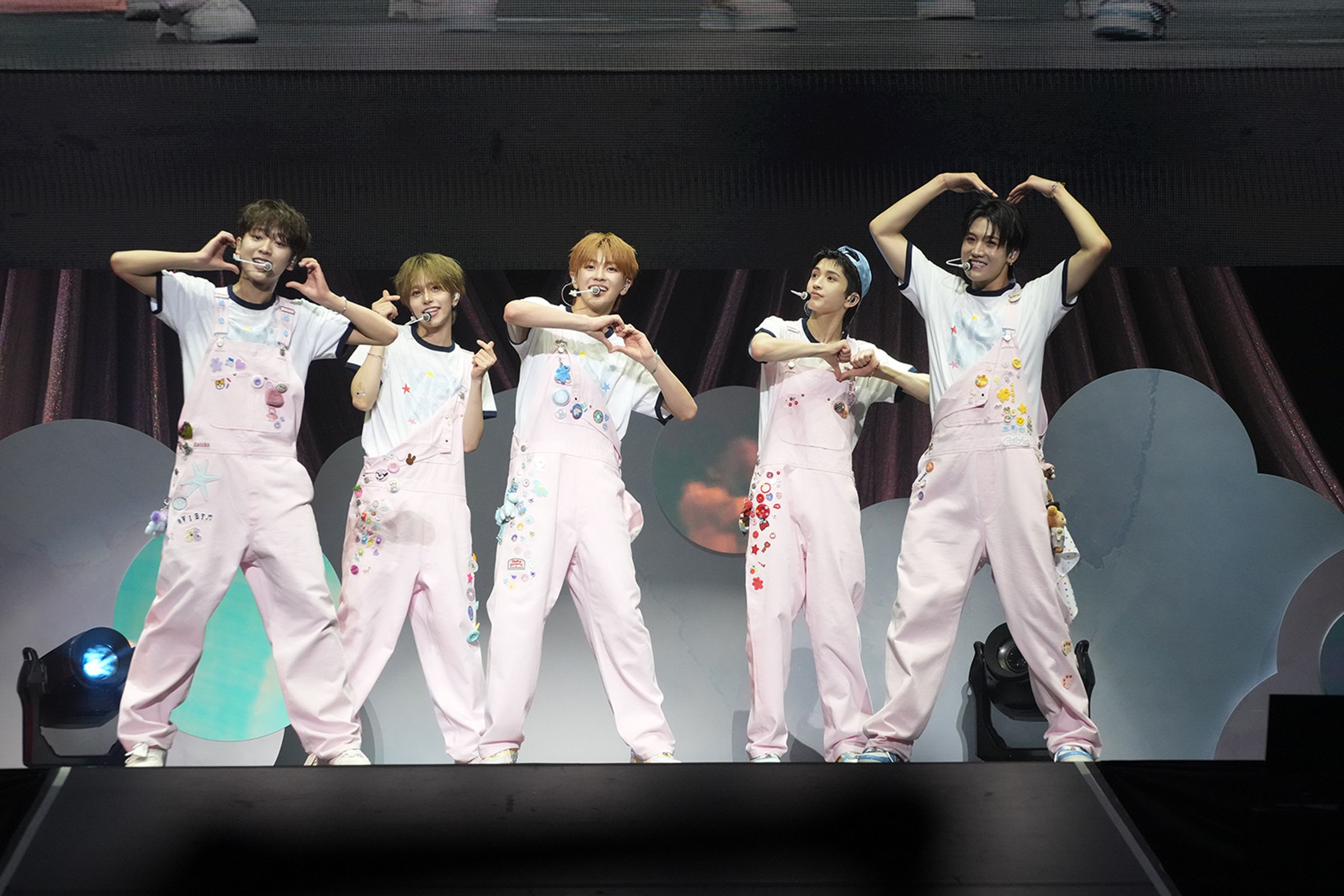 VIBY出道僅2個月登上東京日本武道館,吸引約1萬名TOMO到場,完成首場DEBUT SHOWCASE「VIBY LAND」。(avex taiwan提供)