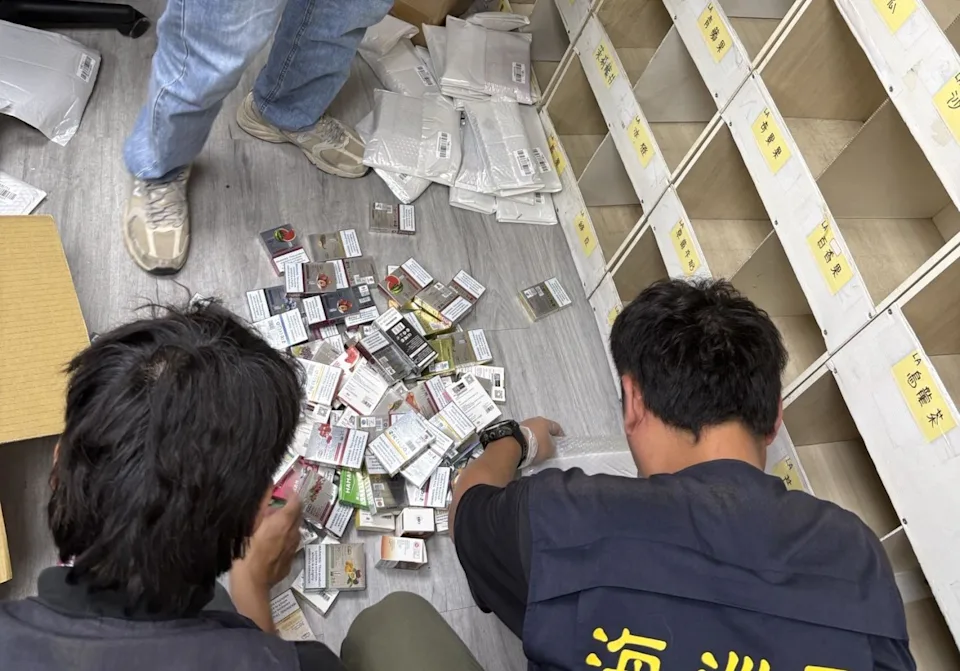 海巡署偵防分署台南查緝隊在嘉義地區破獲大型非法電子煙主機發貨據點,查獲各式主機及菸彈。海巡署偵防分署台南查緝隊提供