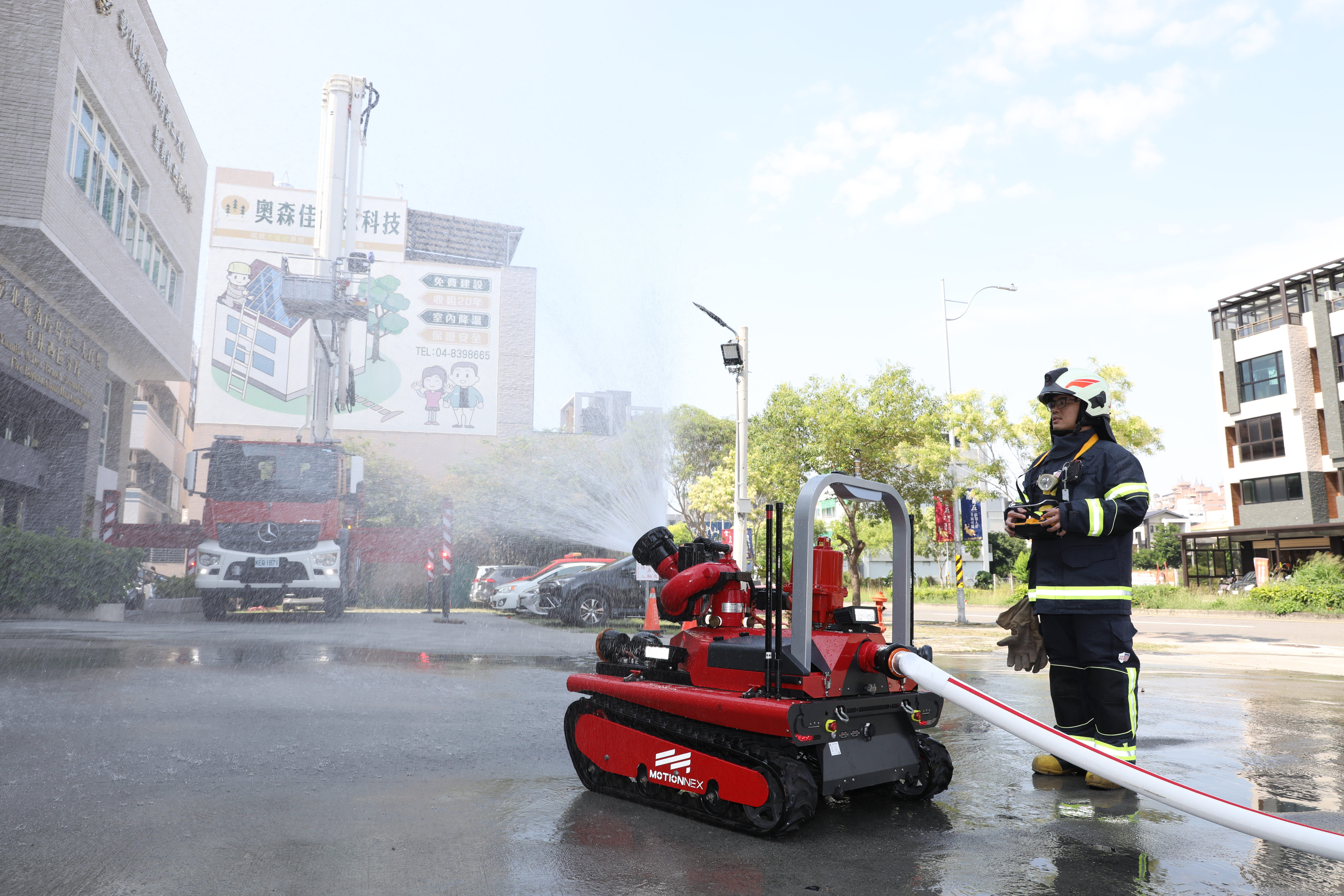 具備滅火、射水功能的「救災機器人」，可協助前線作業，減少人員曝險。（圖／彰化縣政府提供）