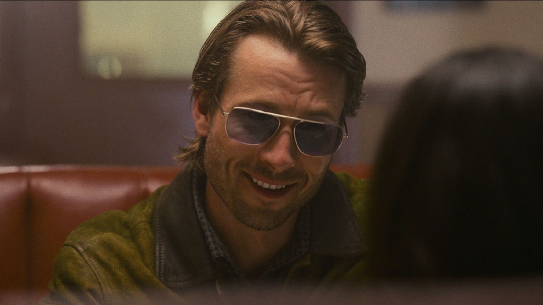 格蘭鮑威爾在《當殺手戀愛時》挑戰各種多變造型、口音，完全讓人看到目不轉睛。（車庫娛樂提供）