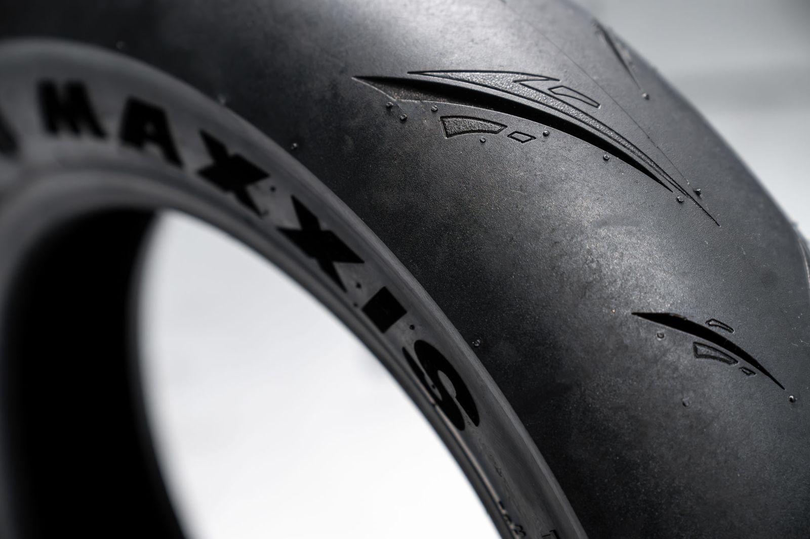 S98R Radial 導入RADIAL輻射結構與軟Q胎體設計