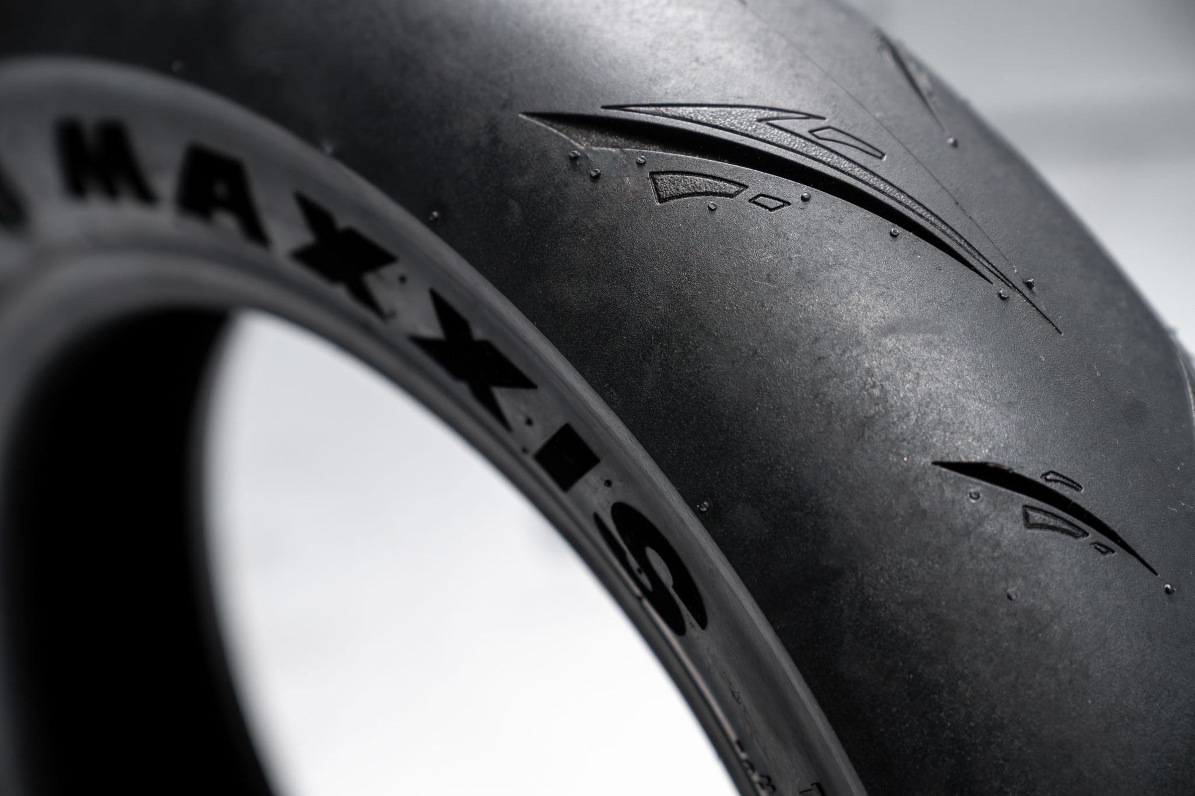 S98R Radial 導入RADIAL輻射結構與軟Q胎體設計