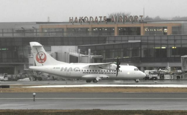 JL2823航班在起飛不久後右側引擎即發生故障，緊急降落於函館機場。（HAC提供）