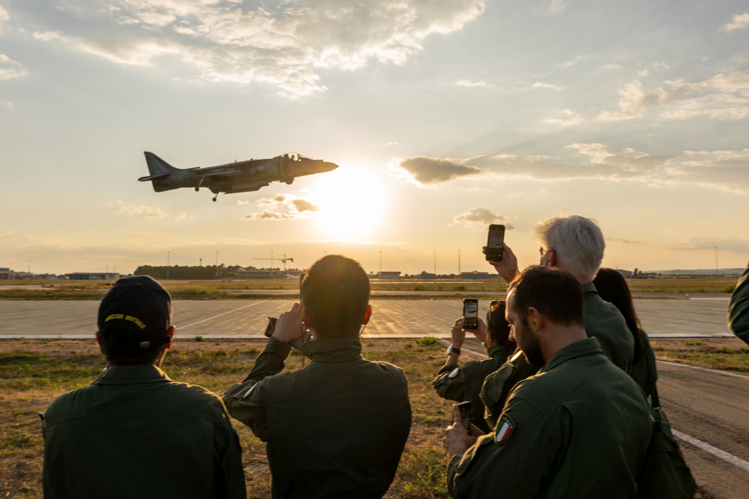 Aviazione Navale 體驗活動的高潮之一，就是在跑道旁近距離欣賞義大利海軍的 AV-8B 獵鷹式攻擊機的飛行表演，其垂直起降的場面非常震撼。