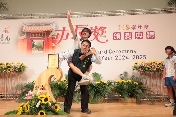 黃偉哲不論是揹學生，或被學生揹起來，樣樣都展現高配合度。（台南市政府提供）