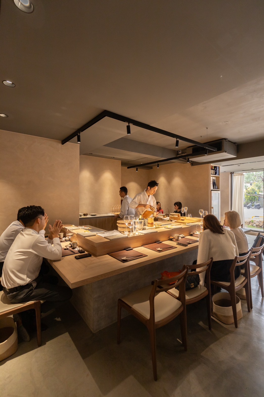 融合歐日風格的用餐空間中，以僅有12席的座位打造出帶有距離又能保有邊界感的ㄇ字型吧台。
