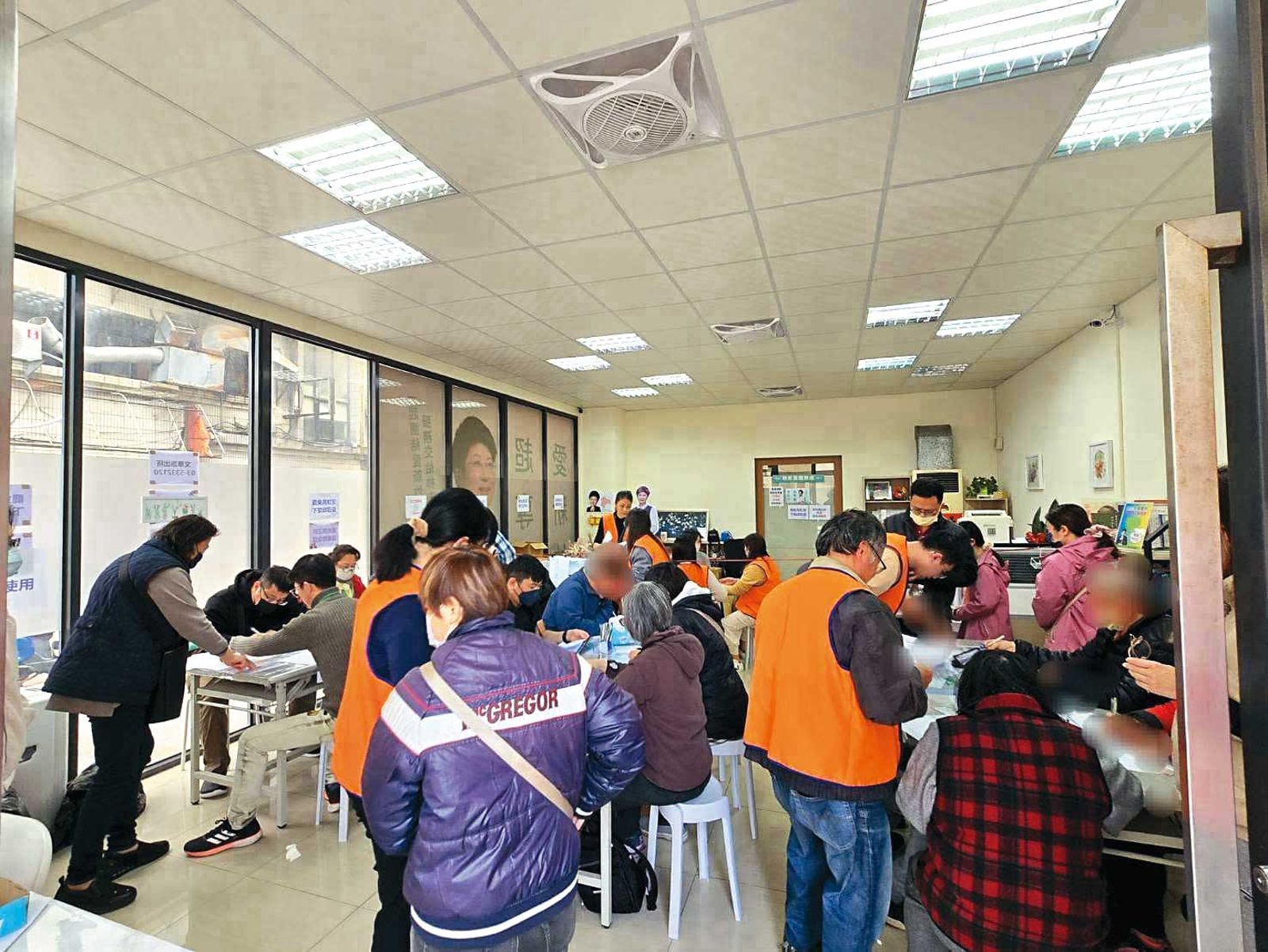 新竹罷免活動近來也傳出資金紛擾,後來罷團迅速定調不募款。圖為新竹市罷免連署站。(翻攝林志潔臉書)