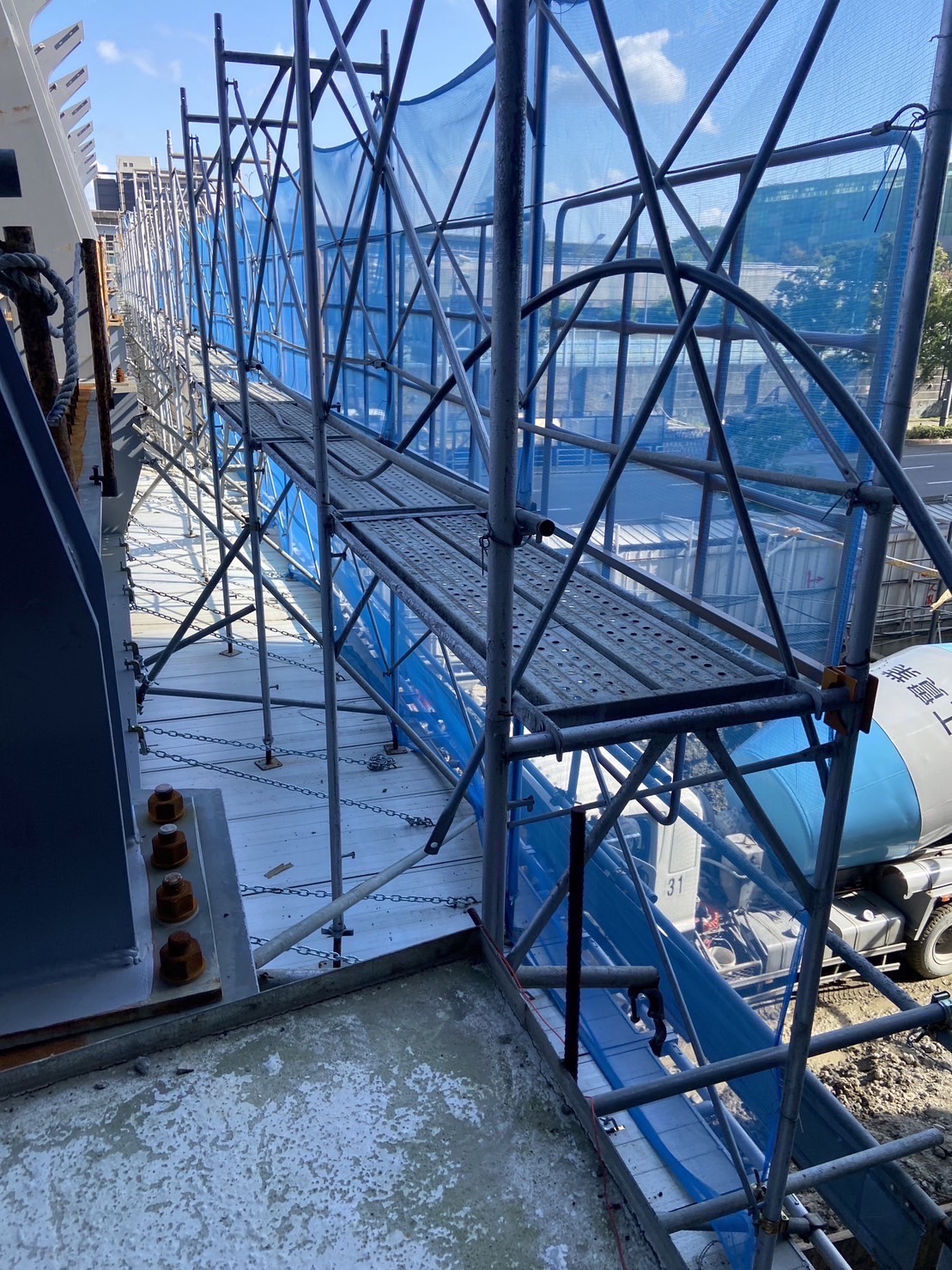 魏男犯案當晚攀爬3層樓高的鷹架潛入工地內。（翻攝畫面）