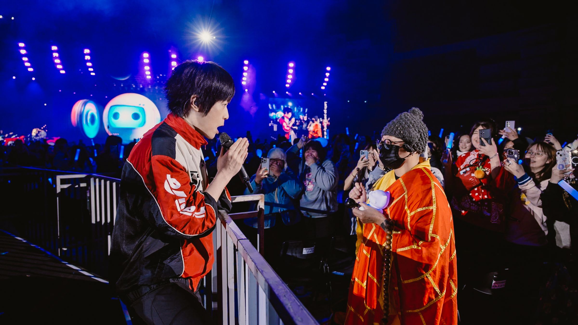 五迷巧思扮裝，和阿信合唱〈派對動物〉。（相信音樂提供）