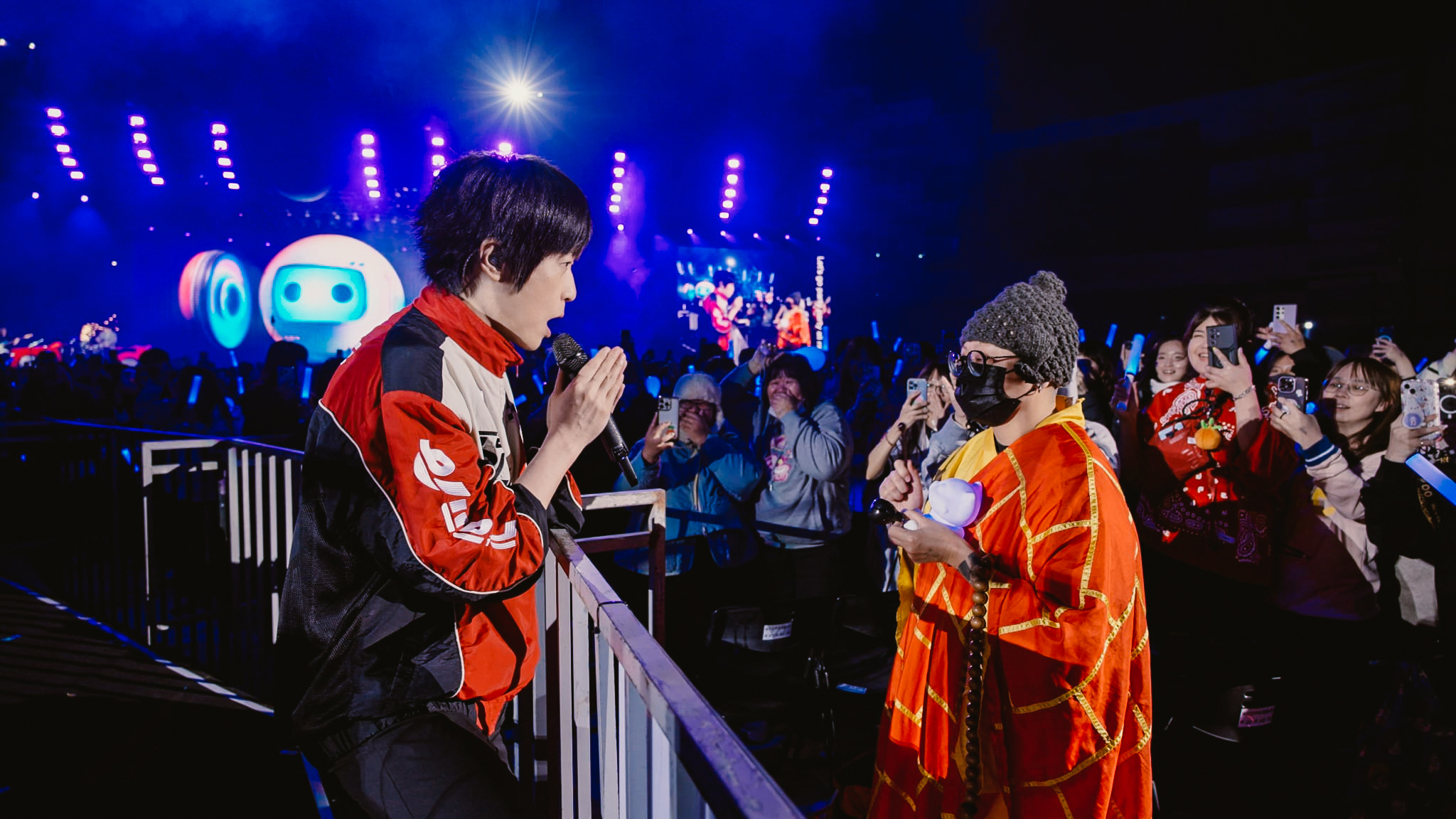 五迷巧思扮裝,和阿信合唱〈派對動物〉。(相信音樂提供)