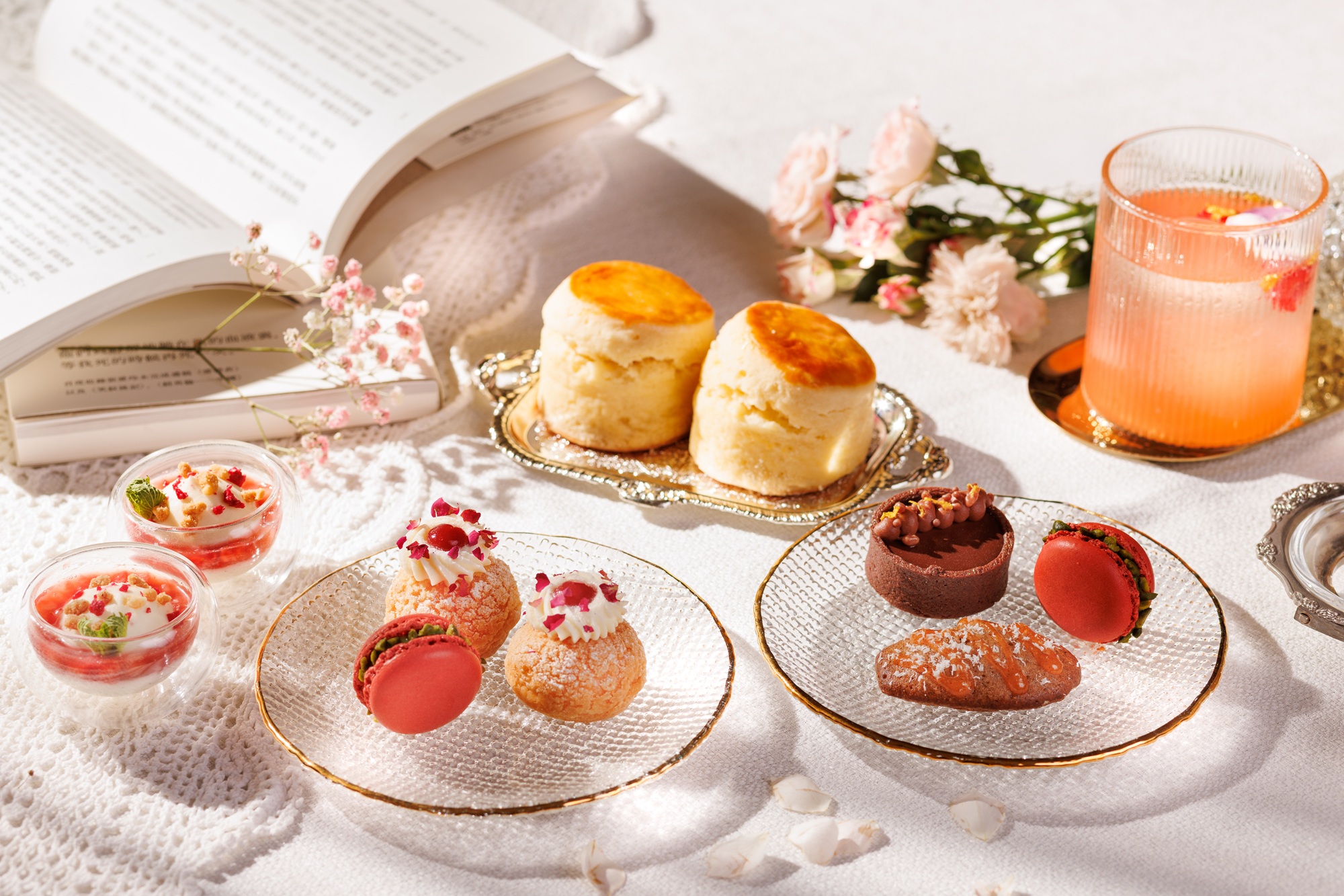 位在香港淺水灣的「影灣園」自即日起至2026年3月1日舉行「張愛玲的淺水灣：愛情、脆弱的美」展覽，並在露台餐廳限時供應相關主題下午茶。（影灣園提供）