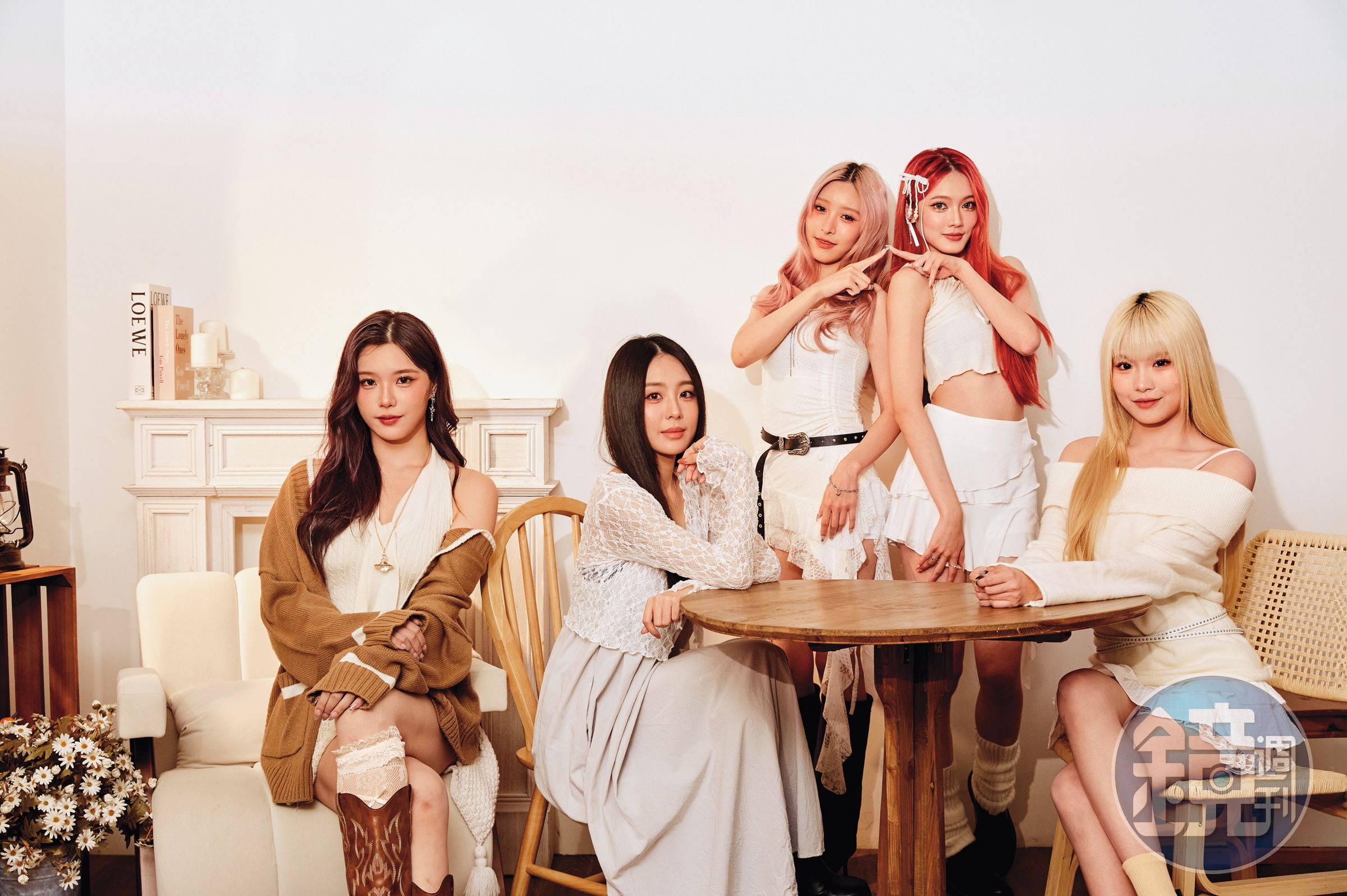 ELL&s由領舞若熙（左起）、主唱Ashlee、副隊長Cherry、活力擔當閃閃、隊長玉歆等5位風格迥異的成員組成。