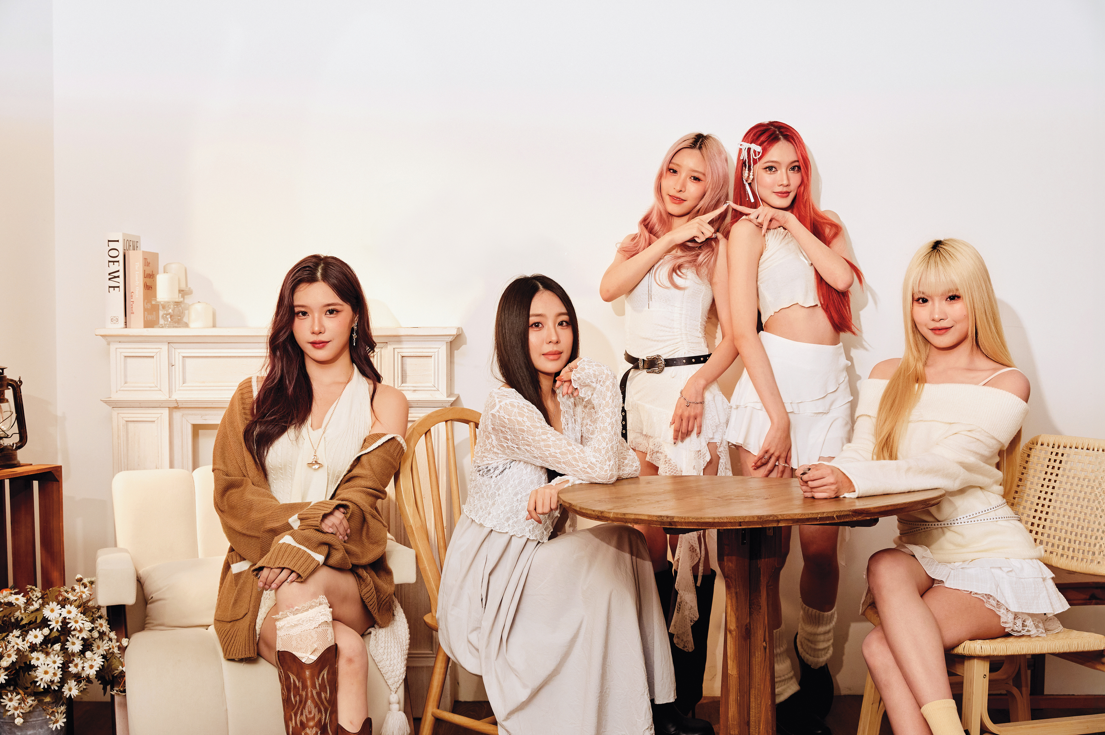 ELL&s由領舞若熙（左起）、主唱Ashlee、副隊長Cherry、活力擔當閃閃、隊長玉歆等5位風格迥異的成員組成。