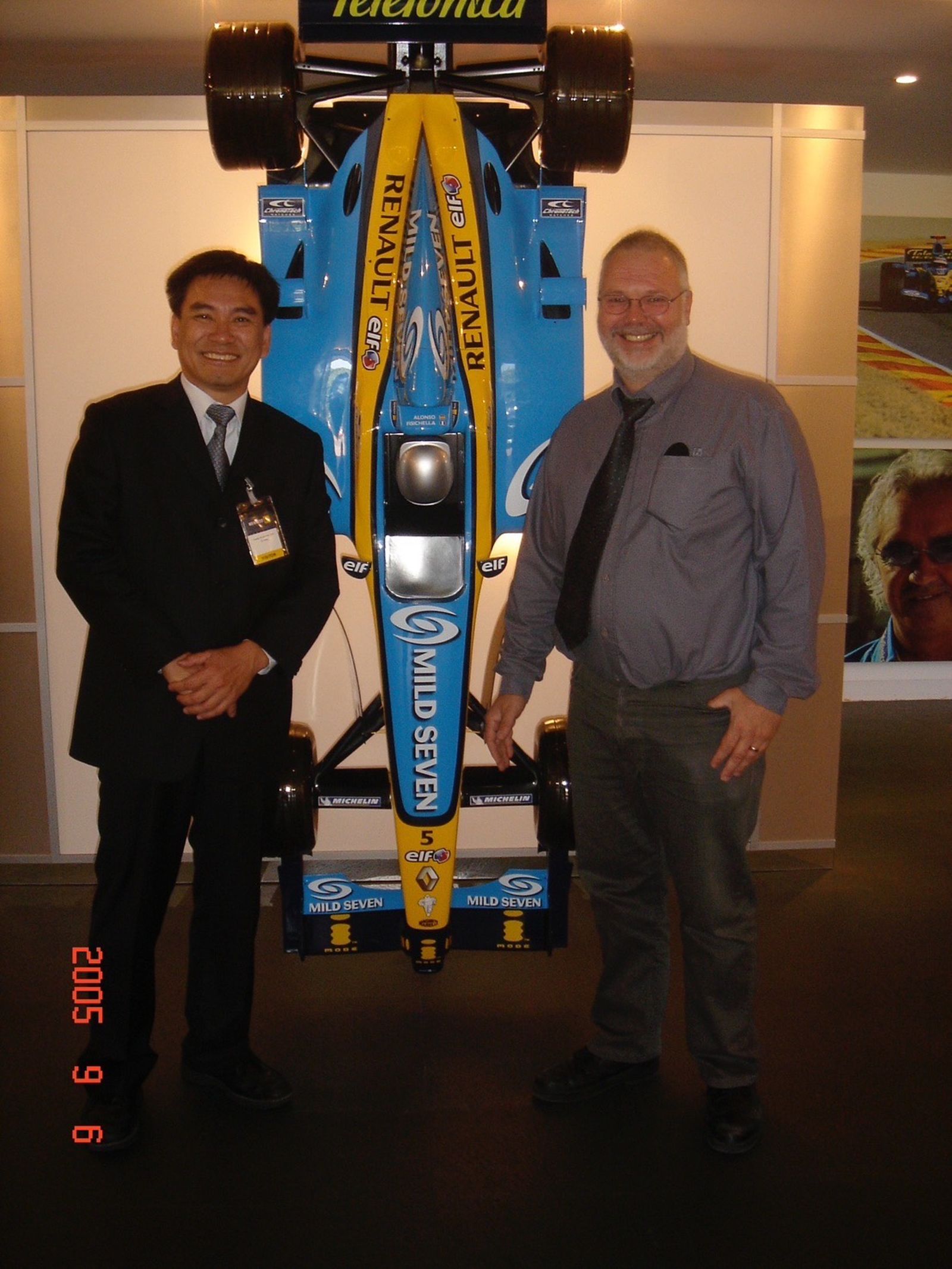 2005年雷諾汽車邀請翁冠群（左）到F1研發基地，討論碳纖維剎車系統結構製造問題，他欣然答應，並與負責人（右）合照。（翁冠群提供）