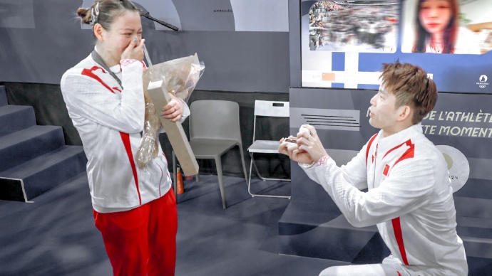 黃雅瓊獲得羽球混雙金牌後，立刻被男友劉雨辰求婚。（翻攝自微博）