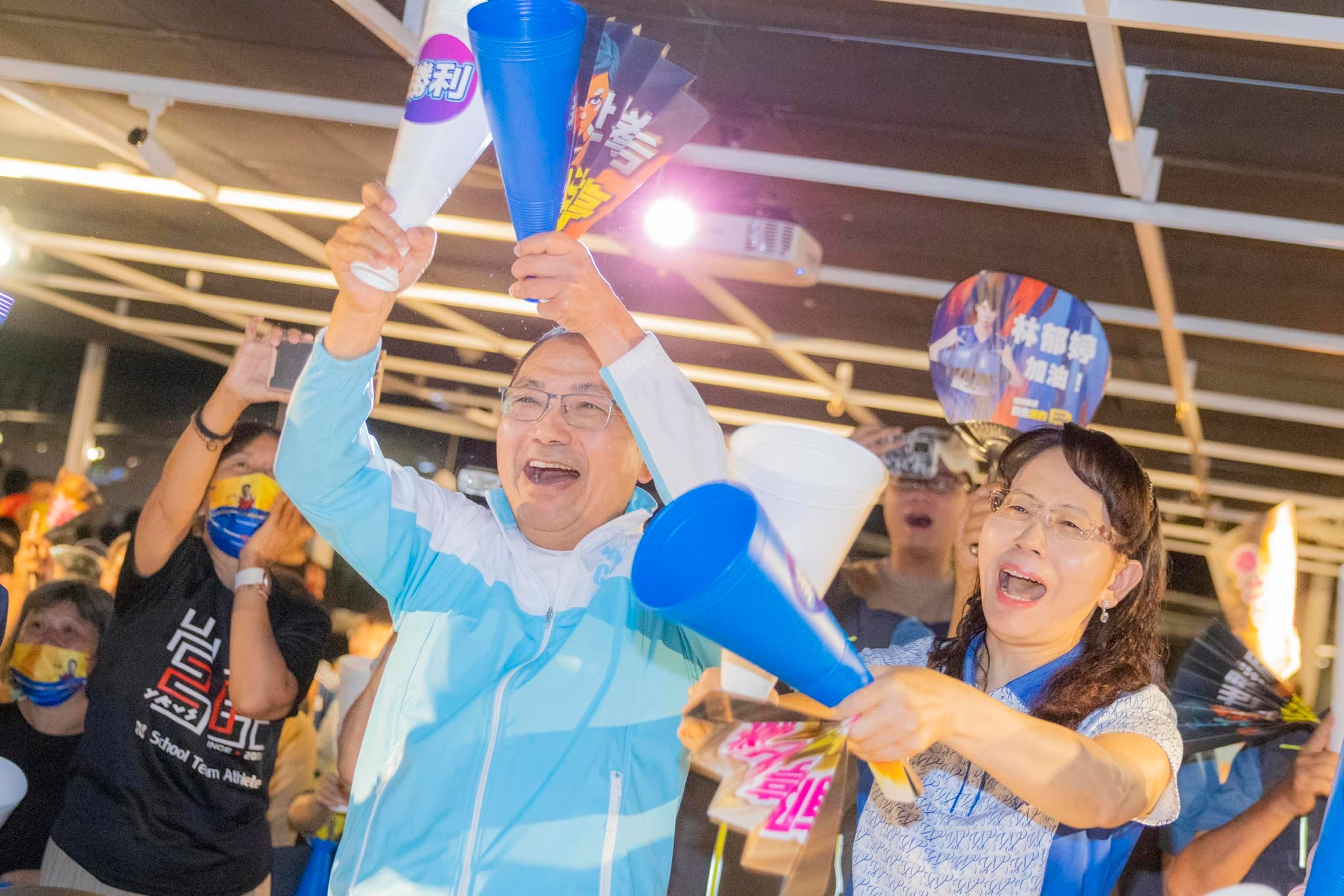 侯友宜與林郁婷媽媽今凌晨看林郁婷比賽。（翻攝侯友宜臉書）