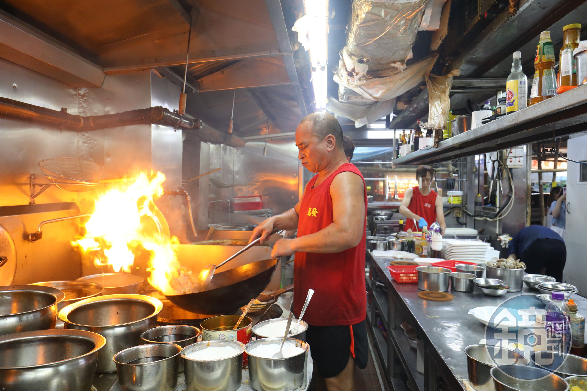 萬發的廚房裡日日烈火烹鮮，端出讓食客食指大動的鑊氣佳餚。