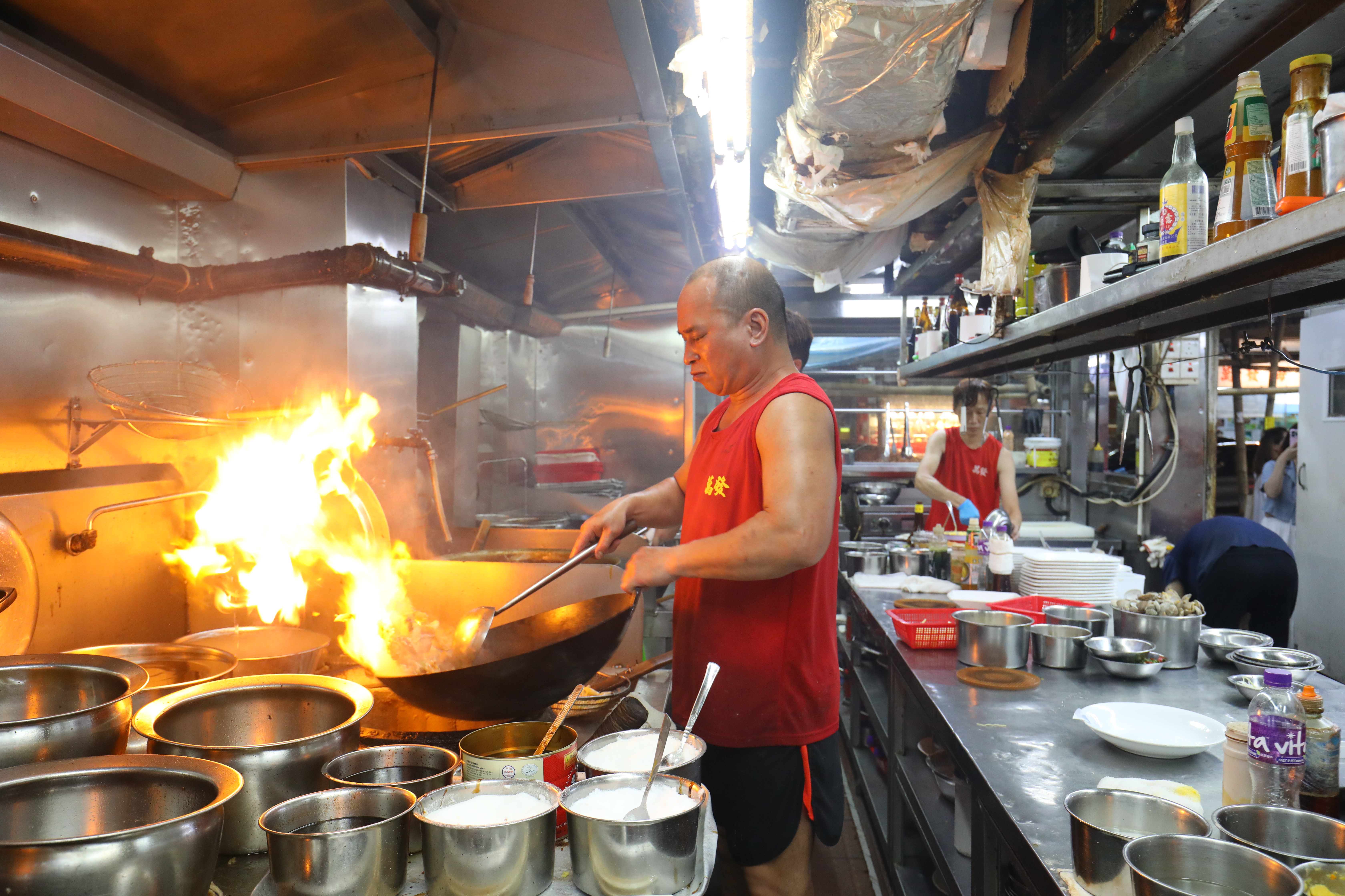 萬發的廚房裡日日烈火烹鮮，端出讓食客食指大動的鑊氣佳餚。