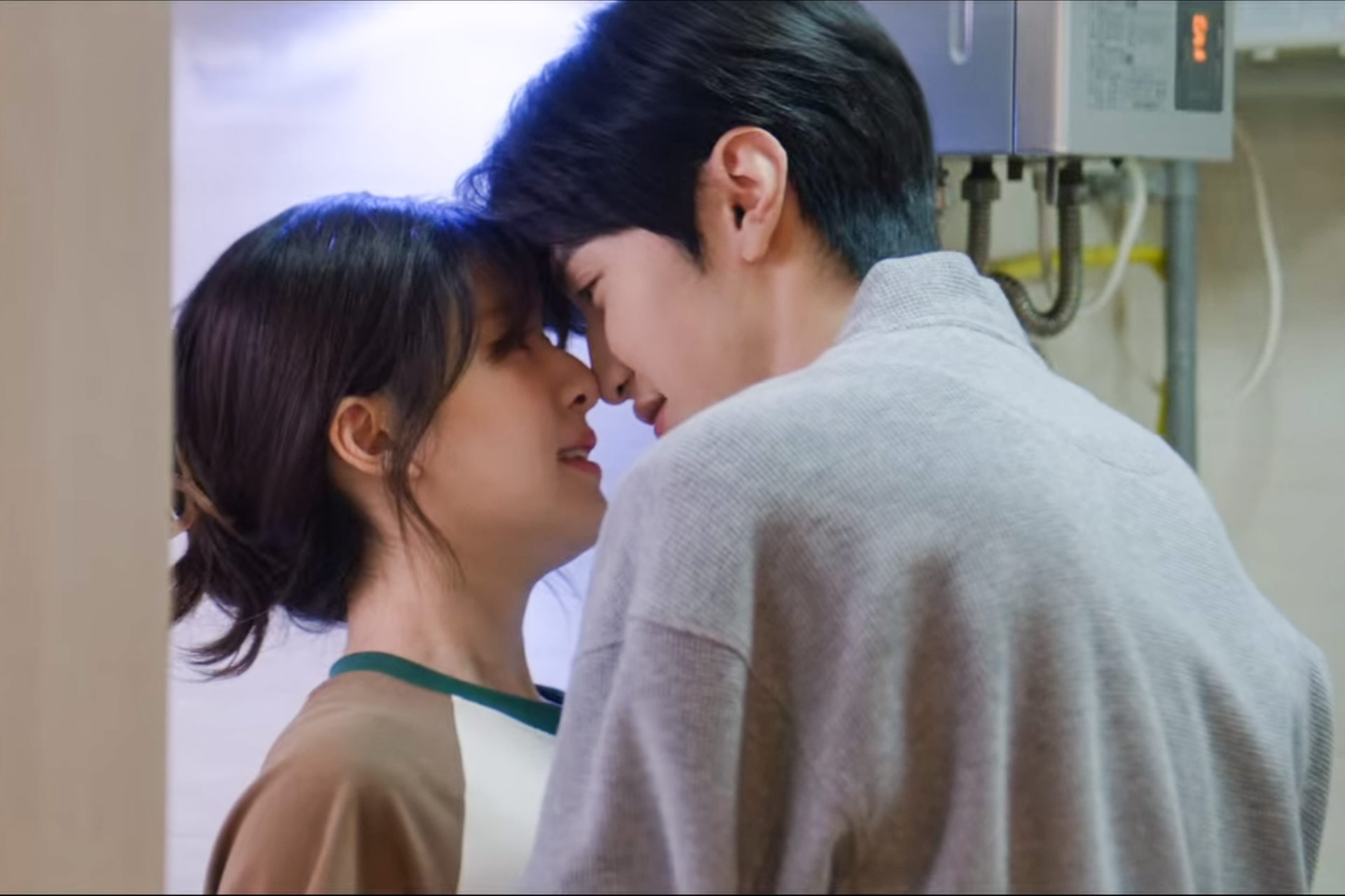 陳哲遠與趙露思合作《偷偷藏不住》吻戲讓觀眾看得入迷。（中天娛樂台提供）