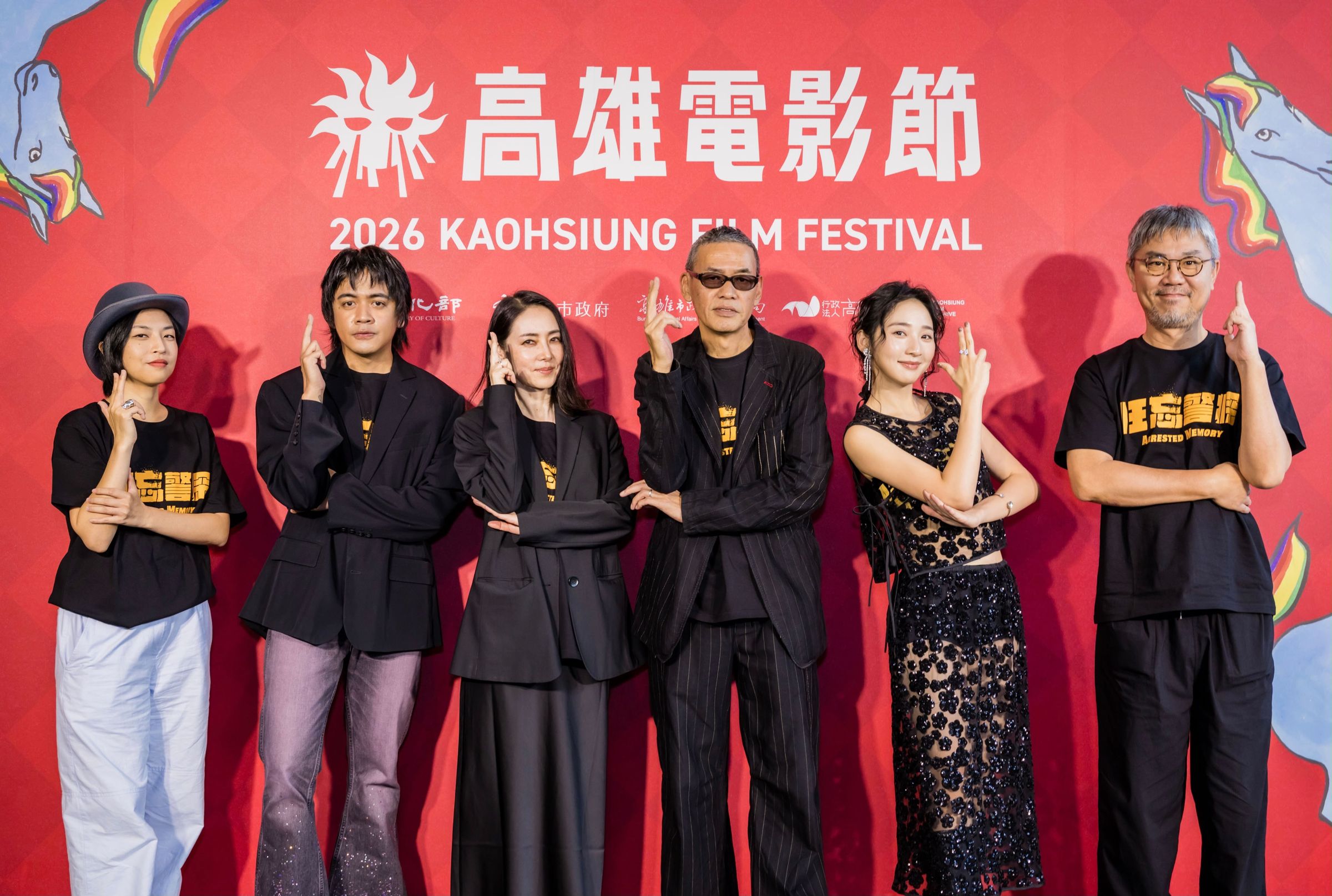 《狂忘警探》擔任本屆高雄電影節開幕片，（左起）製片王思靜、演員喬瑟夫、演員霧島麗香、導演SABU、演員李沐、監製黃江豐。（高雄電影節提供）