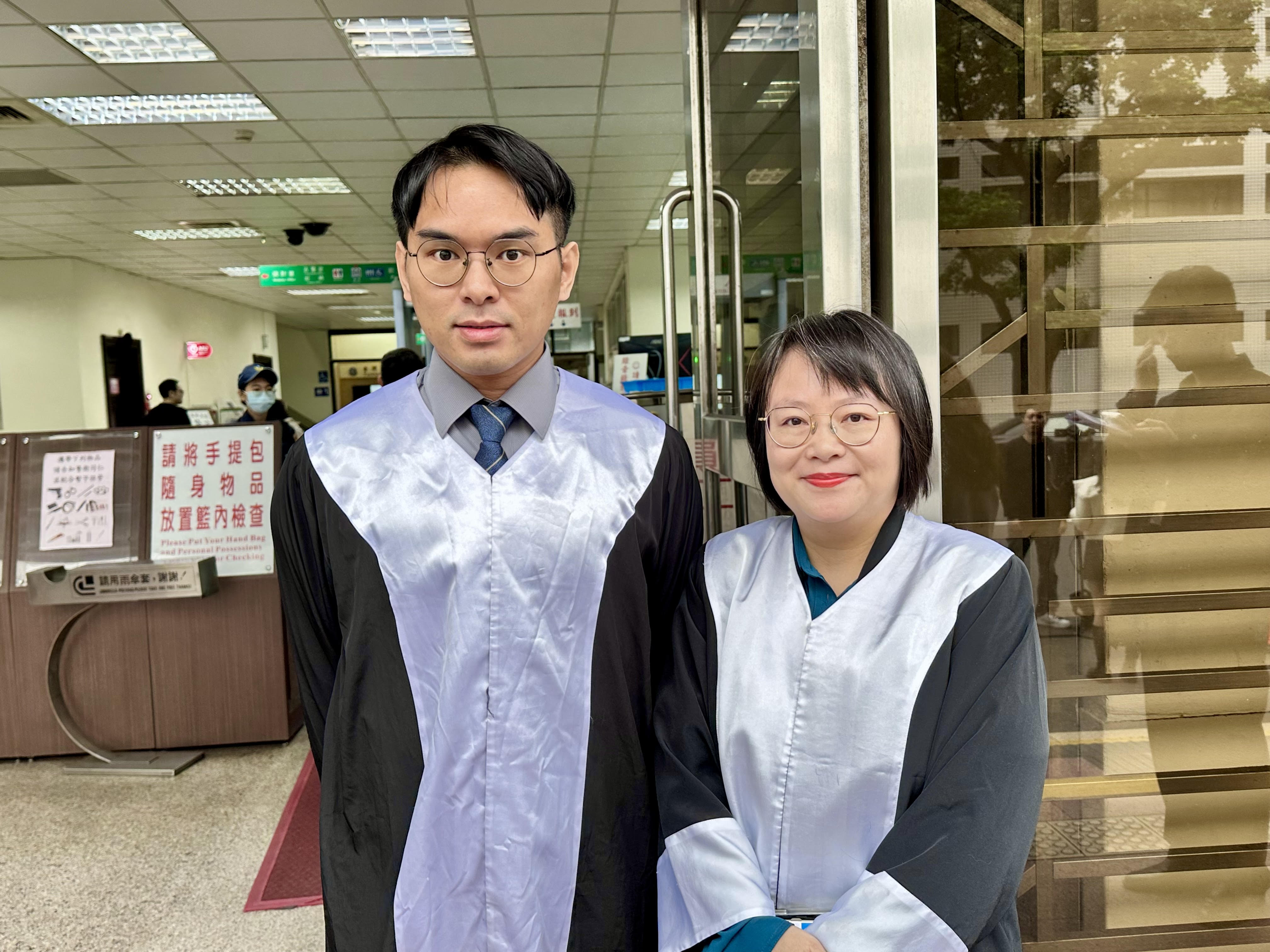 黃子佼創意私房案被害人律師團楊定諺律師（左）、楊佳陵律師籲追查拍攝及上傳與平台共犯。