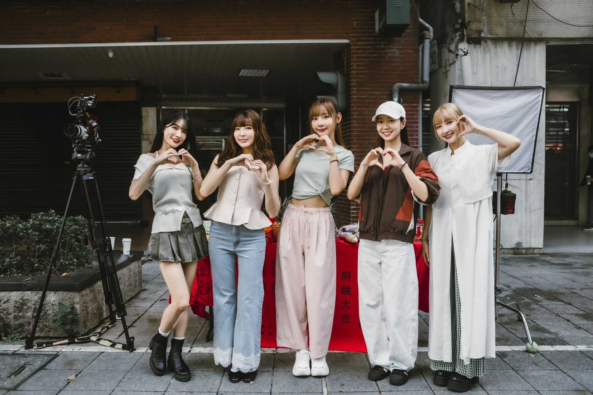 《應援帝國,璀璨之星》集結啦啦隊女神合體。 (左起岱縈、瑟七、小映、侯芳、張愛)。原來娛樂 提供
