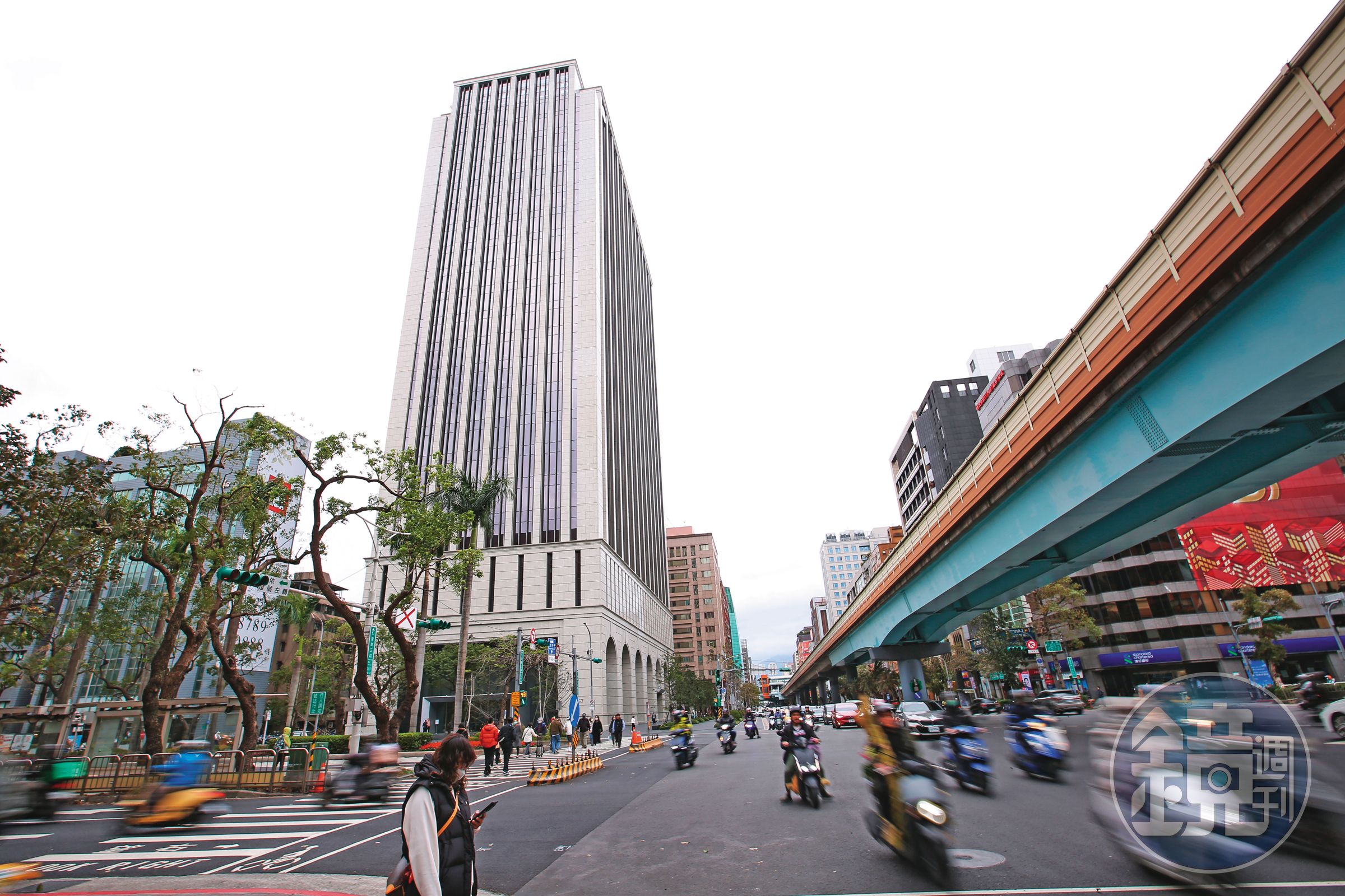 元大金去年雙喜臨門，不僅獲利創歷史次高，還搬進新總部。