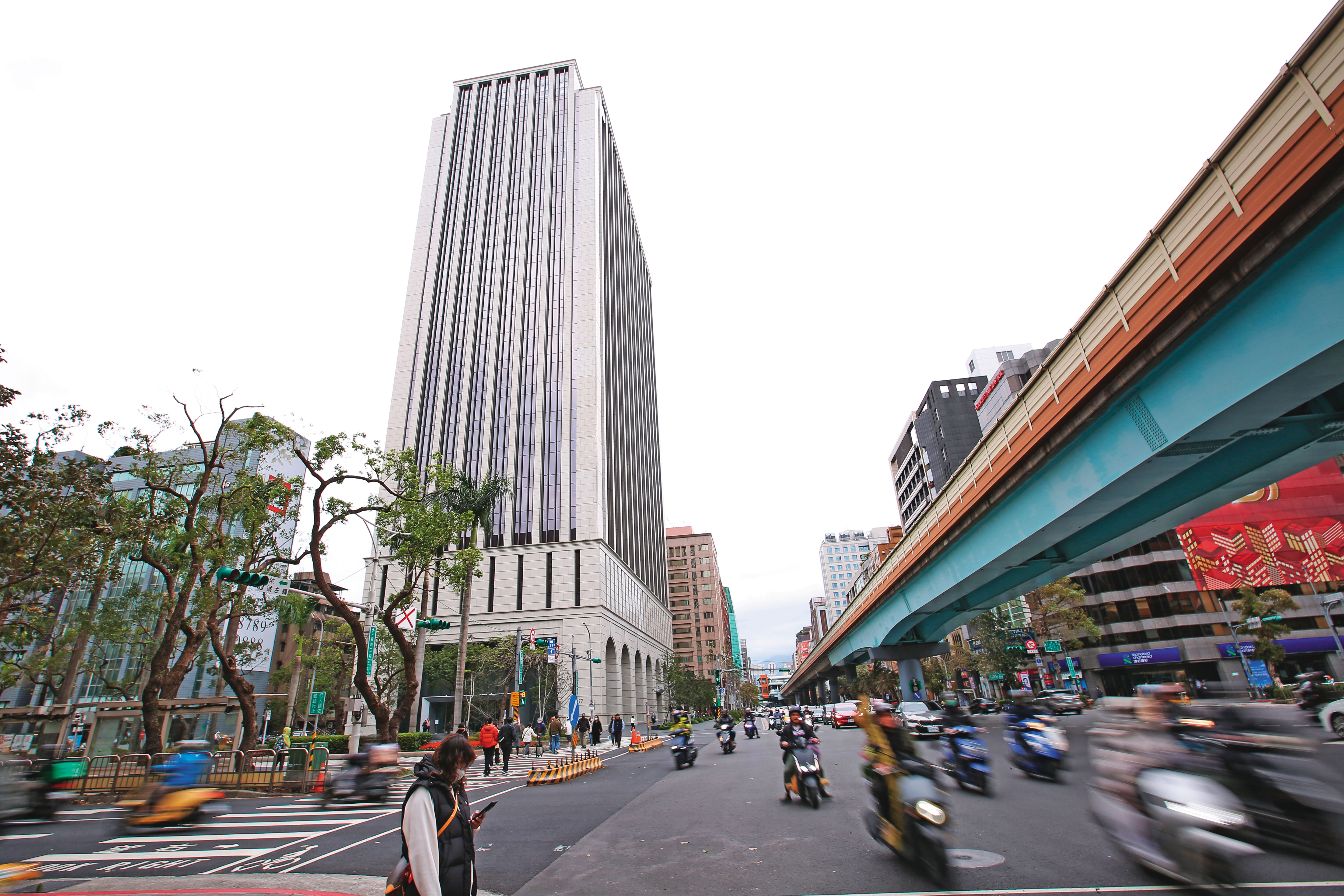 元大金去年雙喜臨門,不僅獲利創歷史次高,還搬進新總部。