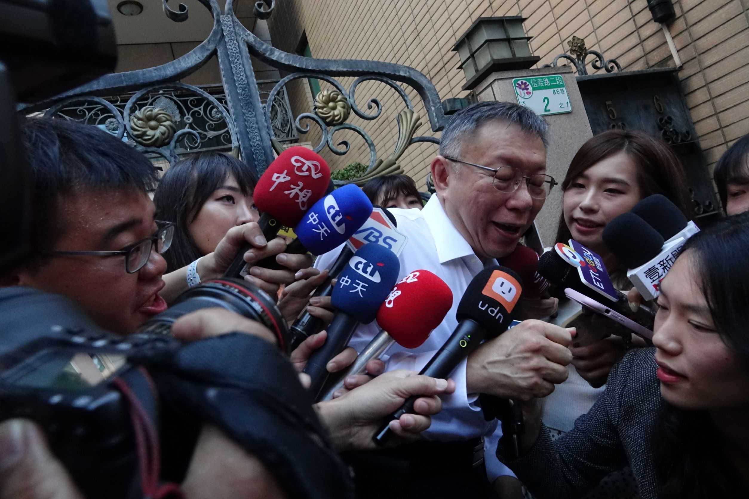 柯文哲面對案情提問,不願談論。