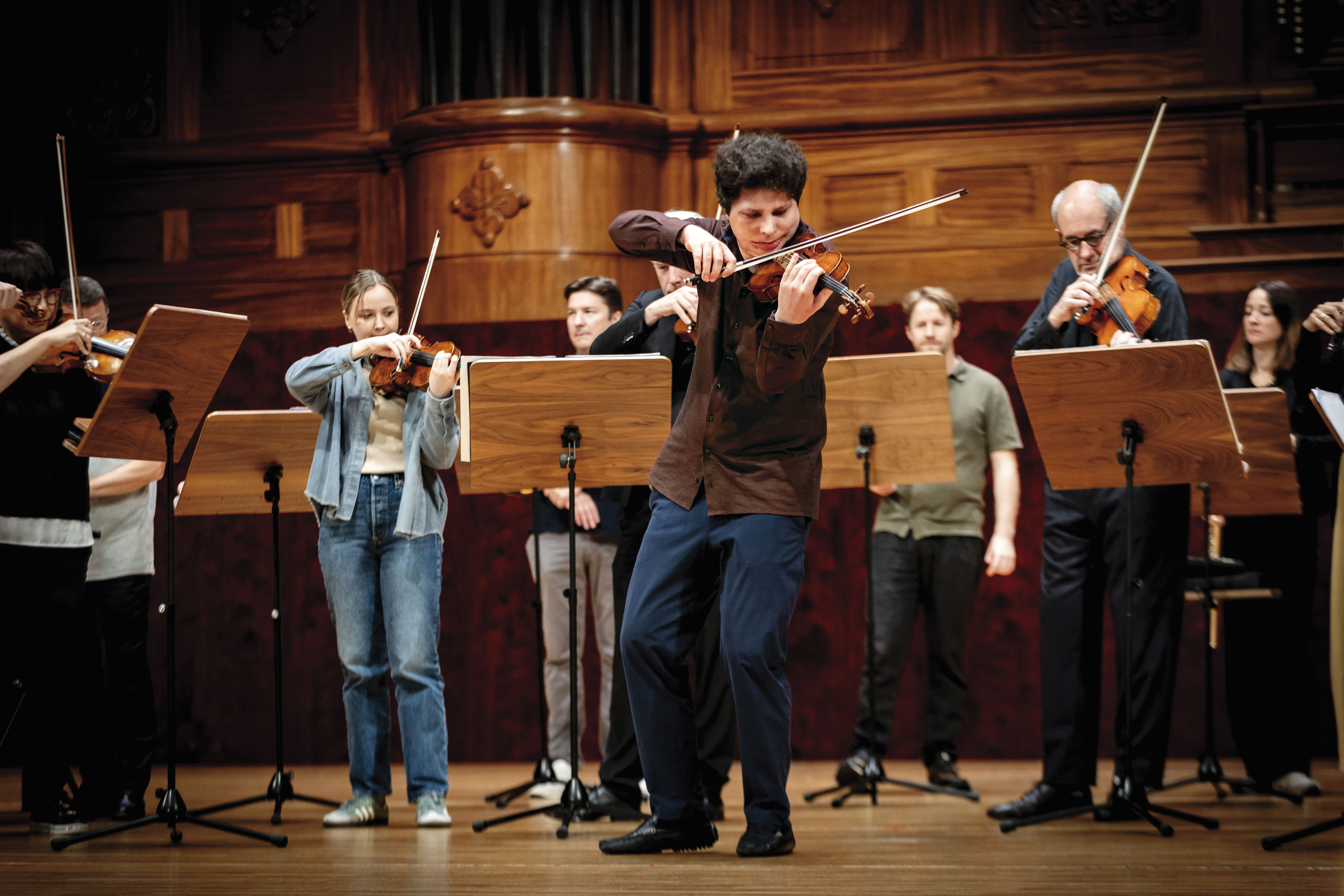 即使琴藝驚人，哈德利希（前立者）受訪時笑說自己至今不太愛練琴，「我想沒有人真的喜歡練琴，討厭練琴很正常。」