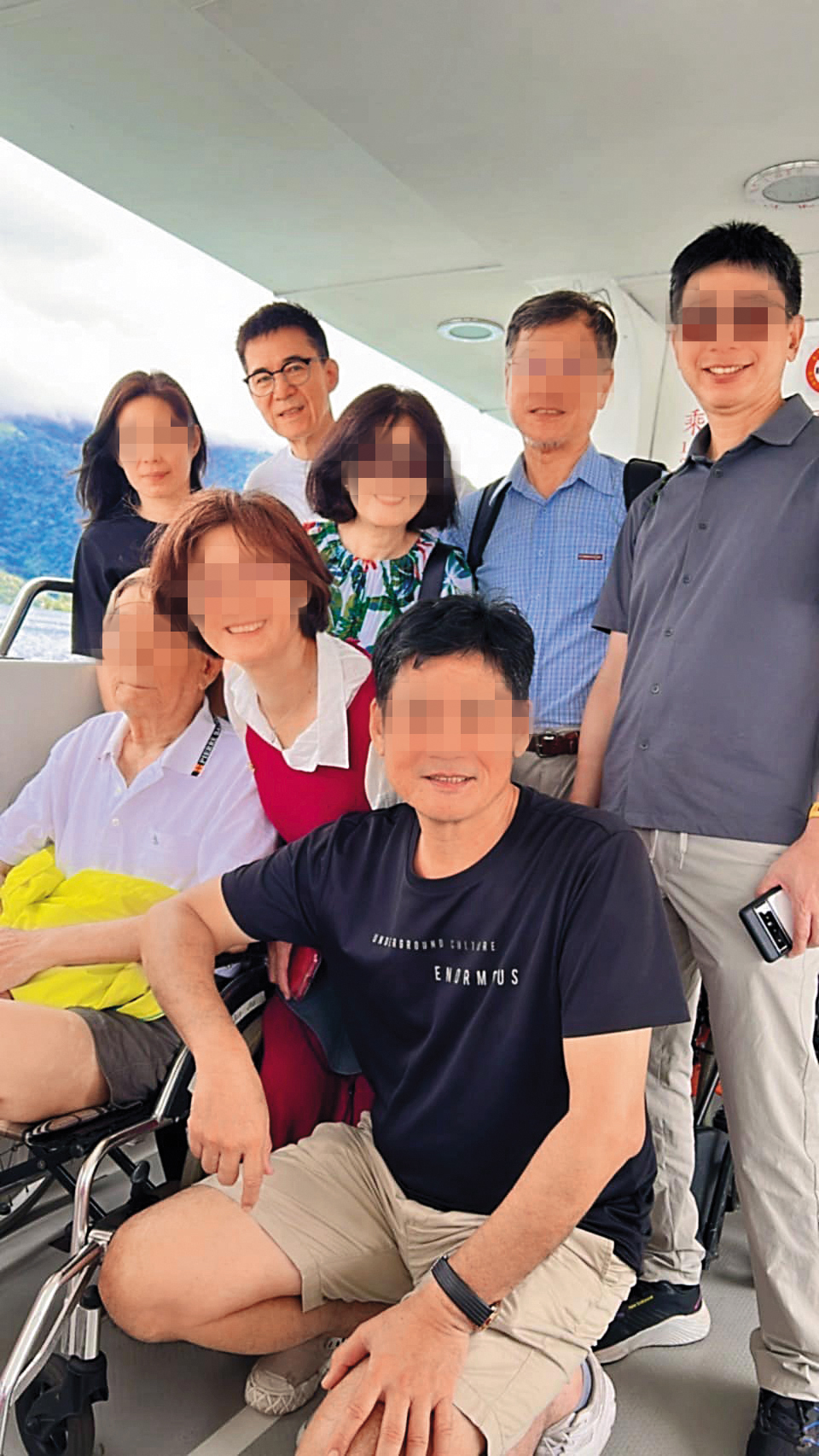 日前王為（後排左二）和老婆（後排左一）還帶著家人開心出遊，在臉書曬出照片。（翻攝自王為臉書）