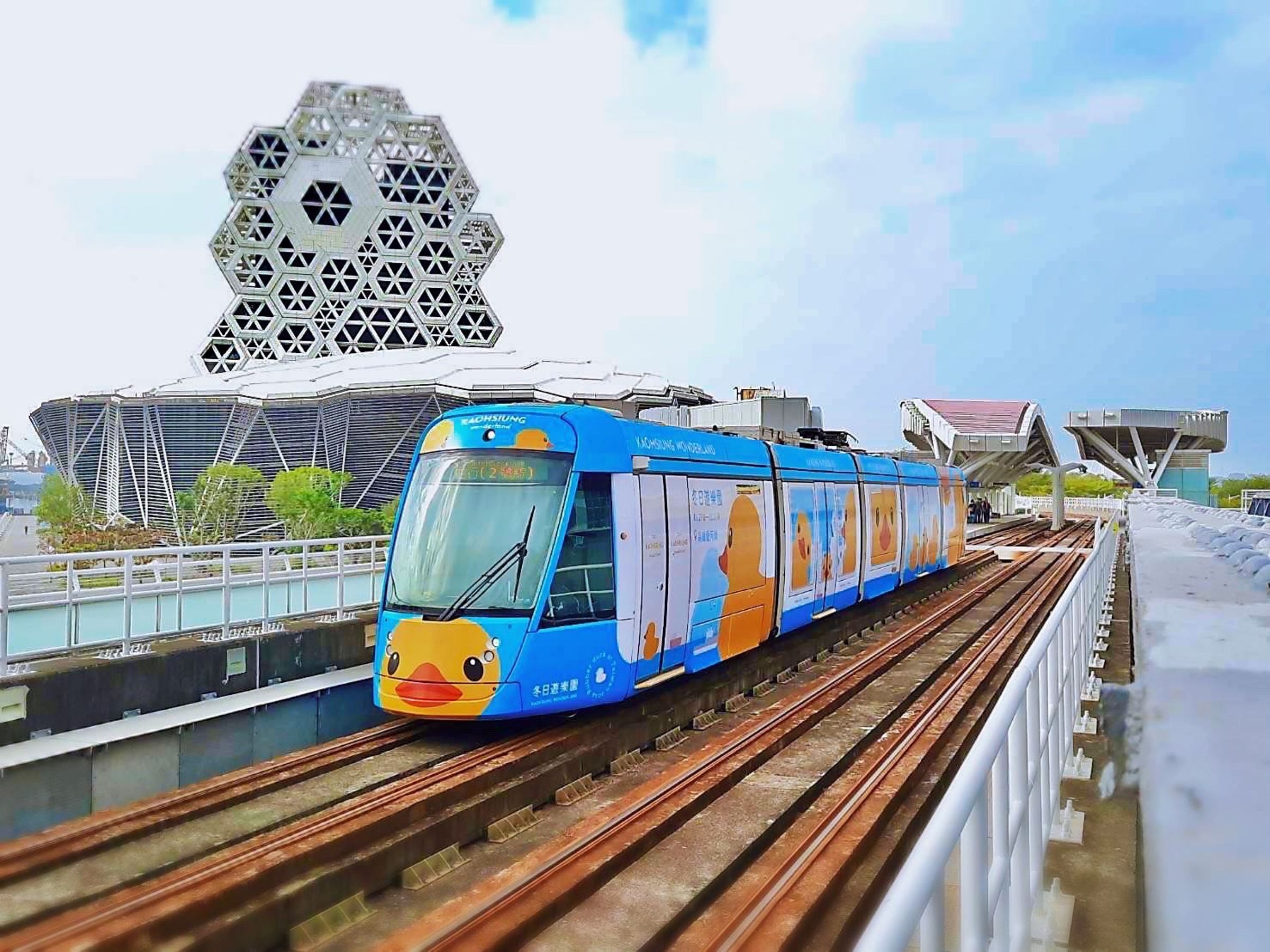 遊客可搭乘期間限定的「小鴨輕軌列車」,穿越高雄流行音樂中心、85大樓、大港橋等高雄著名地標。(高雄市府提供)