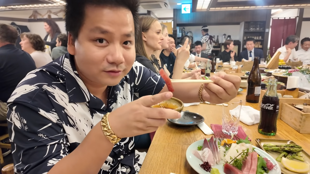 越南YouTuber「Khoa Pug」在東京用餐，身旁坐的竟是好萊塢巨星娜塔莉波曼，引發熱議。（翻攝自YouTube Khoa Pug）