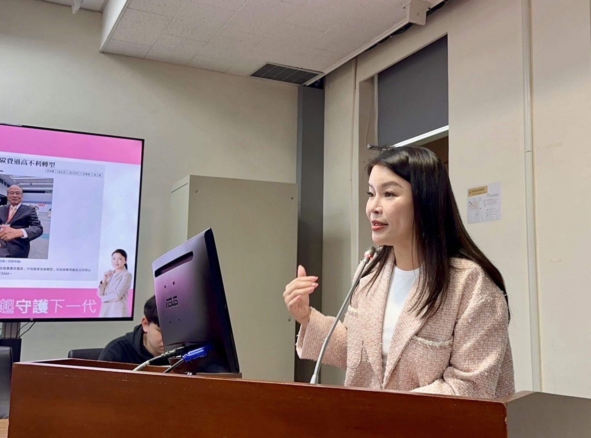 張嘉郡喊話碳費應比照現行課徵空污費方式,「至少留5成以上給受污染的地方政府」。(張嘉郡國會辦公室提供)