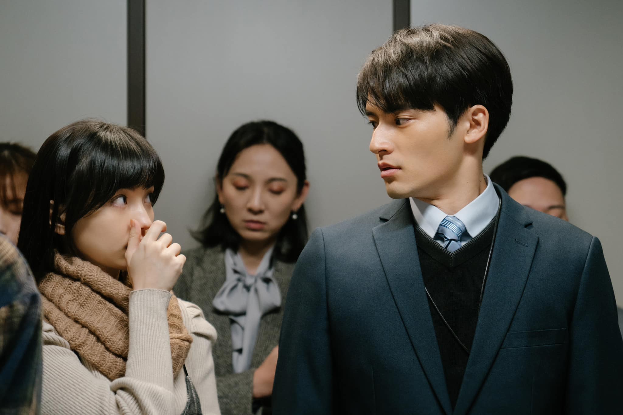 黑嘉嘉（左）深耕圍棋領域，也持續有影視作品推出。圖為她與日本男星水上恒司（右）合作的短片《忐忑電梯》（翻攝自黑嘉嘉臉書）