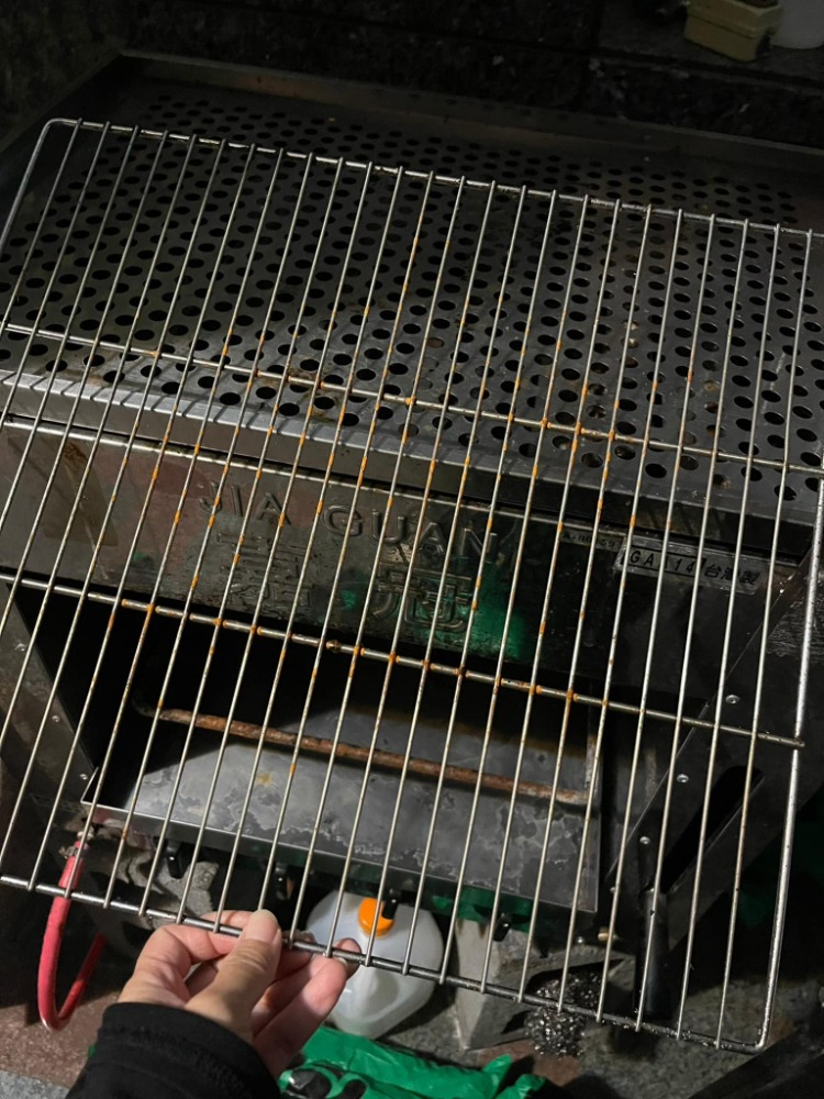 原PO向房東反映烤肉網很髒,對方卻回「洗一洗就可以用了」,最後直接已讀不回。(翻攝自爆料公社臉書)