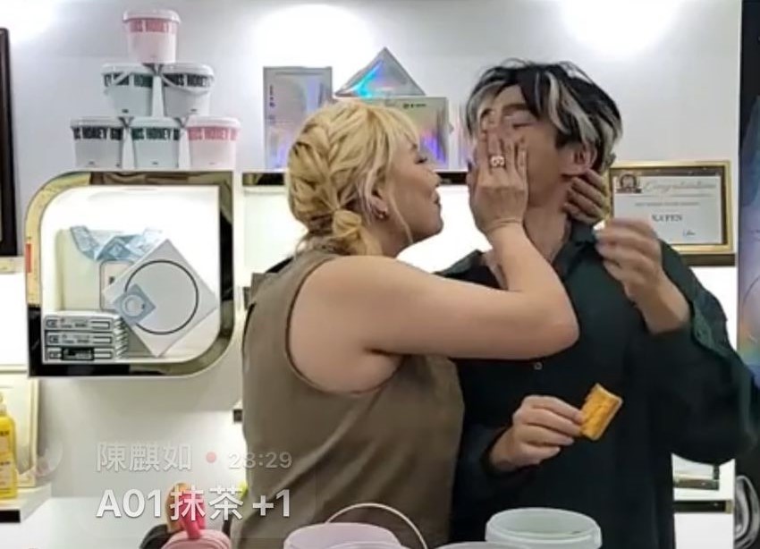 炎亞綸上直播態度低調。（翻攝臉書）