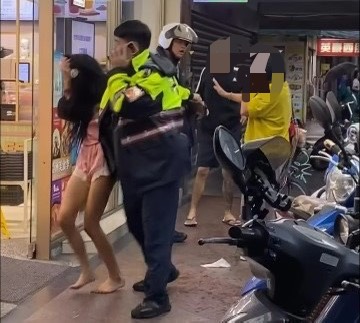 網友將目擊影片上傳社群網路，因男子全身怪異扭動也引發警方關注。翻攝自threads@littletreewang