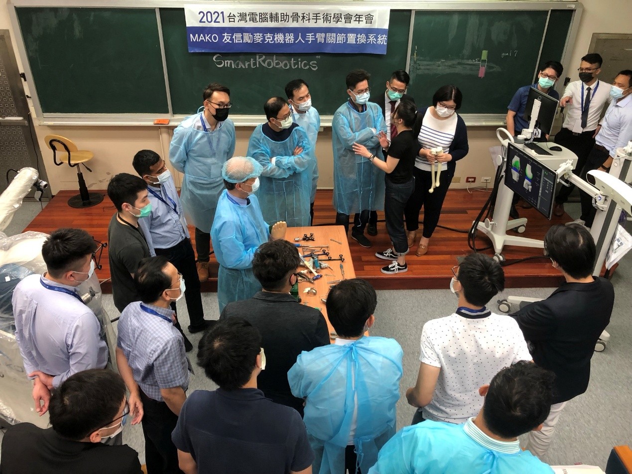 友信行代理置換膝關節的「MAKO機械手臂」後重金舉辦多場訓練。（讀者提供）
