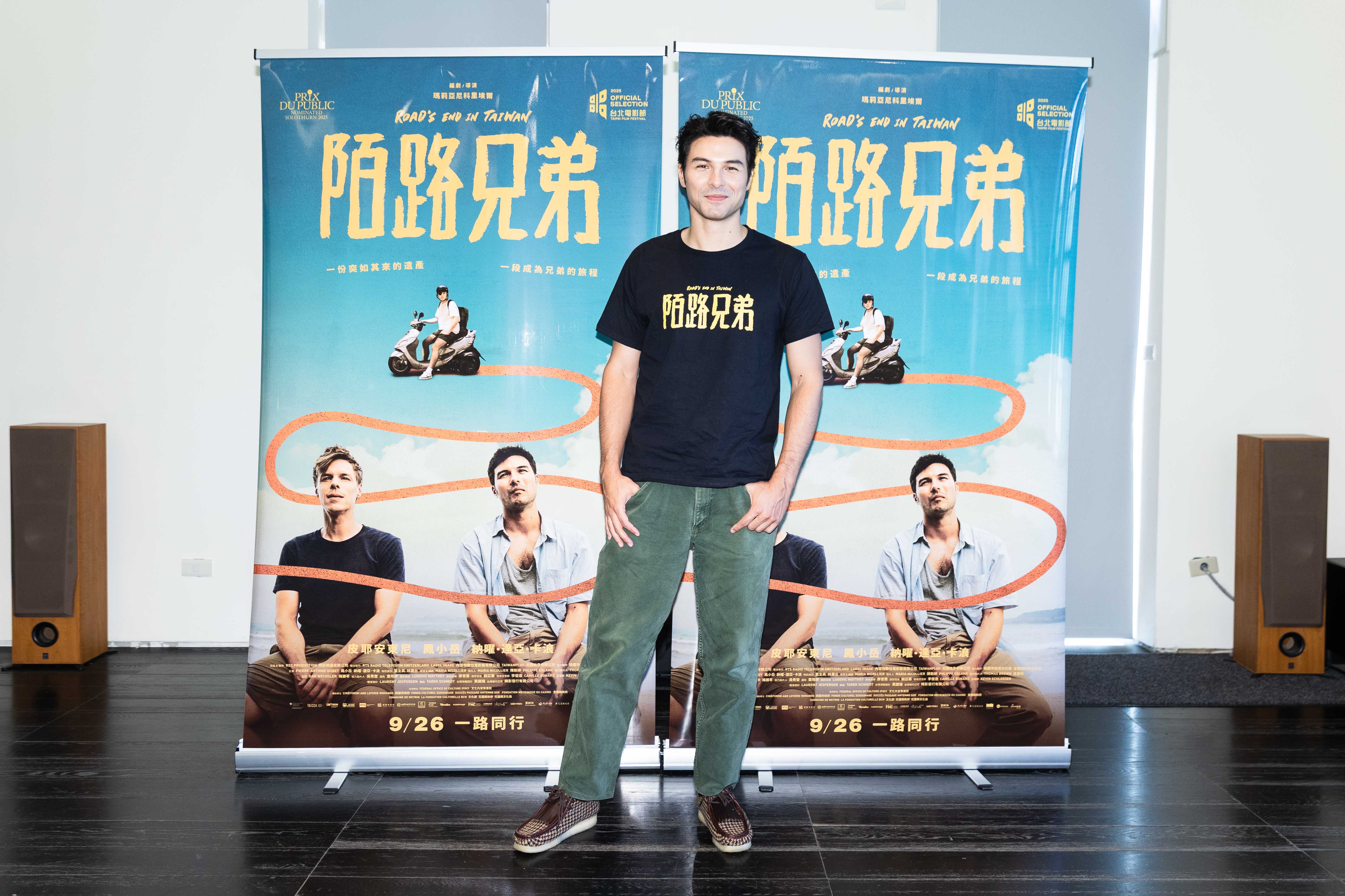 鳳小岳最討厭紅燈轉綠燈還沒1秒鐘就被後方車輛按喇叭催促，忍不住要祝對方快樂健康平安。（綺影發行提供）