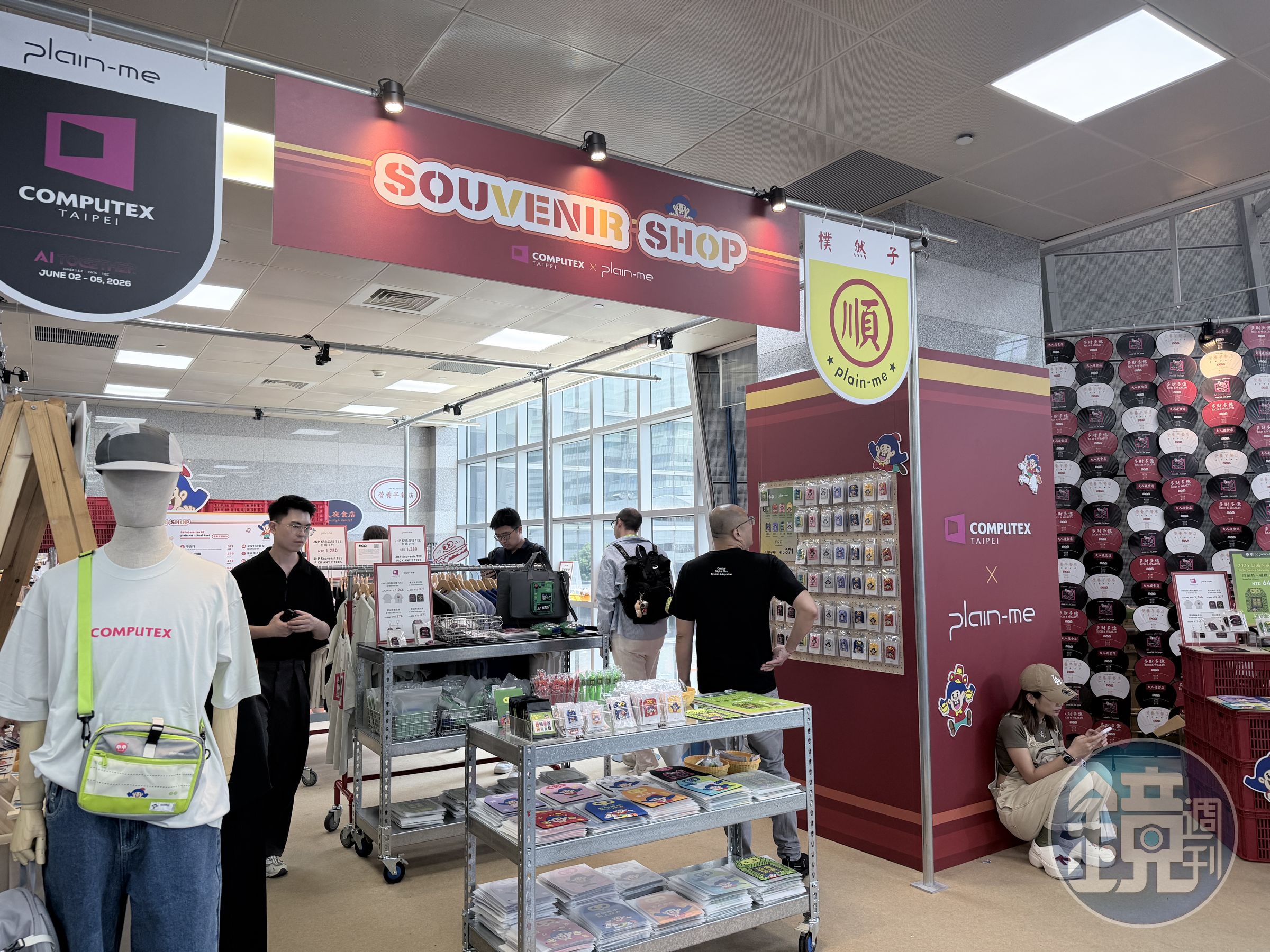 台北國際電腦展(COMPUTEX 2026)展區外有一家專賣乖乖聯名商品的小店生意相當好。