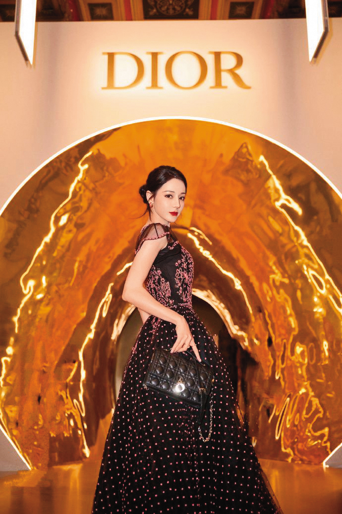 迪麗熱巴穿上華美禮服,展現黑色新款Miss DIOR的完美細緻。NT$125,000(翻攝自迪麗熱巴IG)