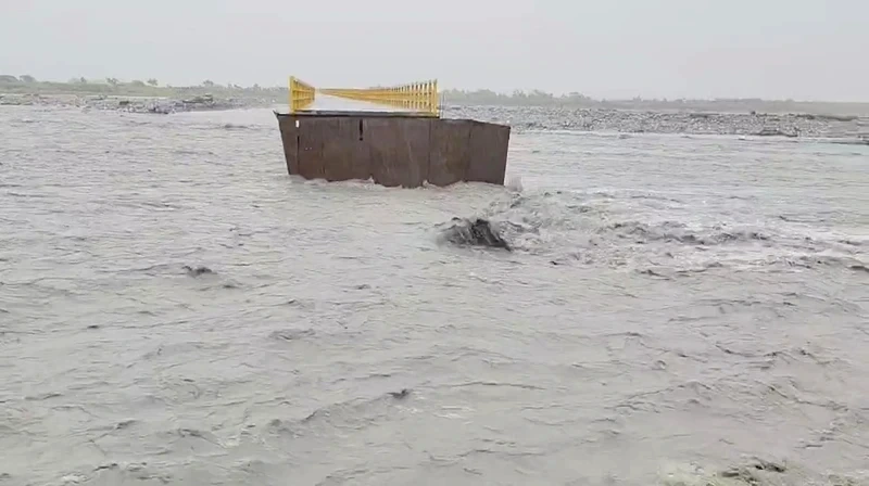 悲痛!花蓮保全冒雨上班墜溪失聯4天 漂流木堆尋獲遺體「家屬泣不成聲」